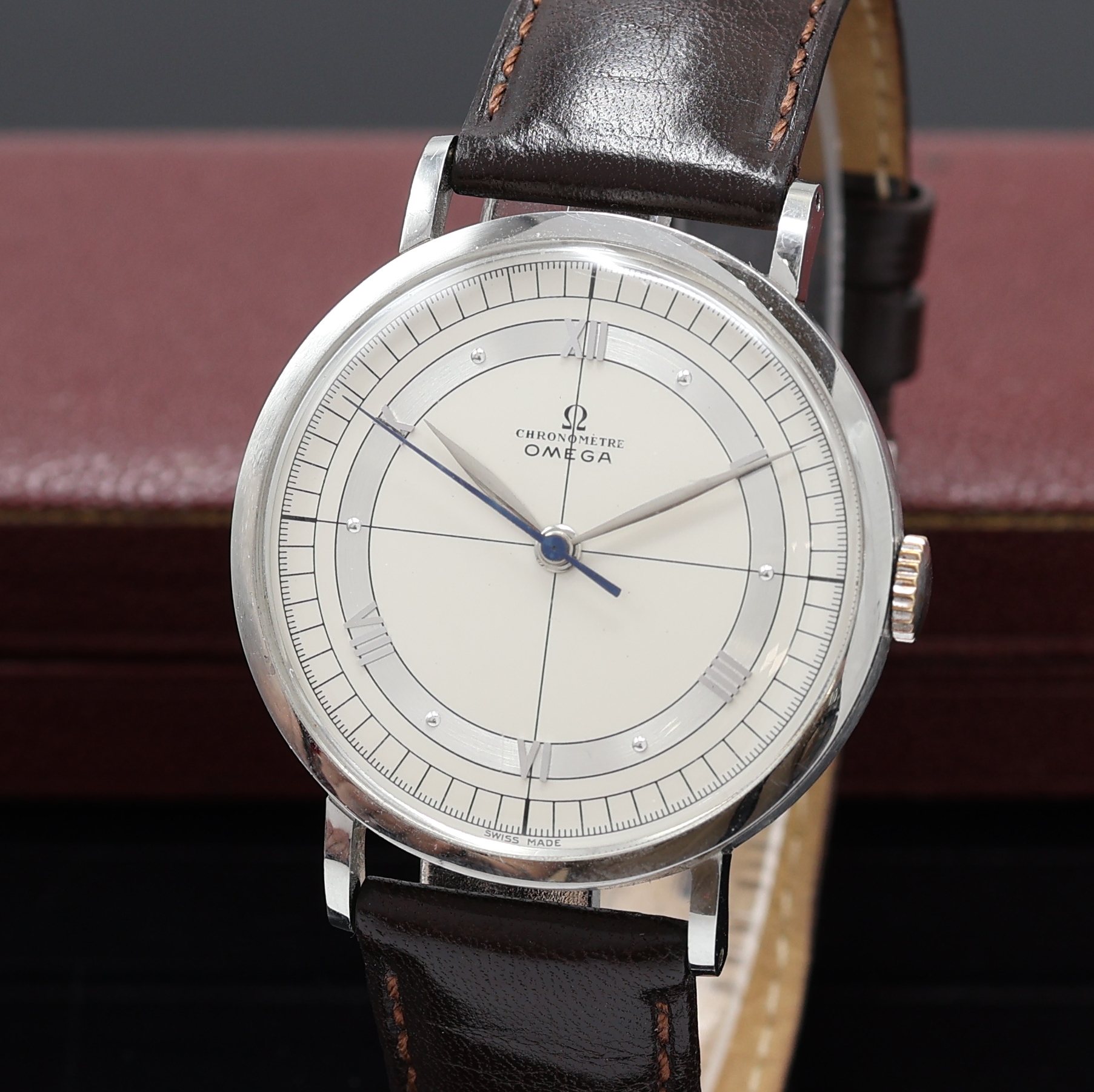 Detail a: OMEGA große Chronometer Herrenarmbanduhr Referenz 2367-6, Handaufzug, Schweiz um 1946, 3-teil. Edelstahlgeh. inkl. Lederband m. orig. Dornschl., ...