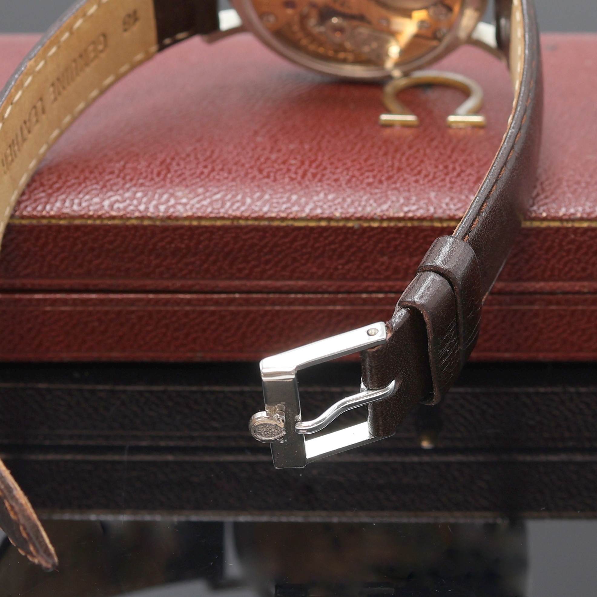 Detail b: OMEGA große Chronometer Herrenarmbanduhr Referenz 2367-6, Handaufzug, Schweiz um 1946, 3-teil. Edelstahlgeh. inkl. Lederband m. orig. Dornschl., ...