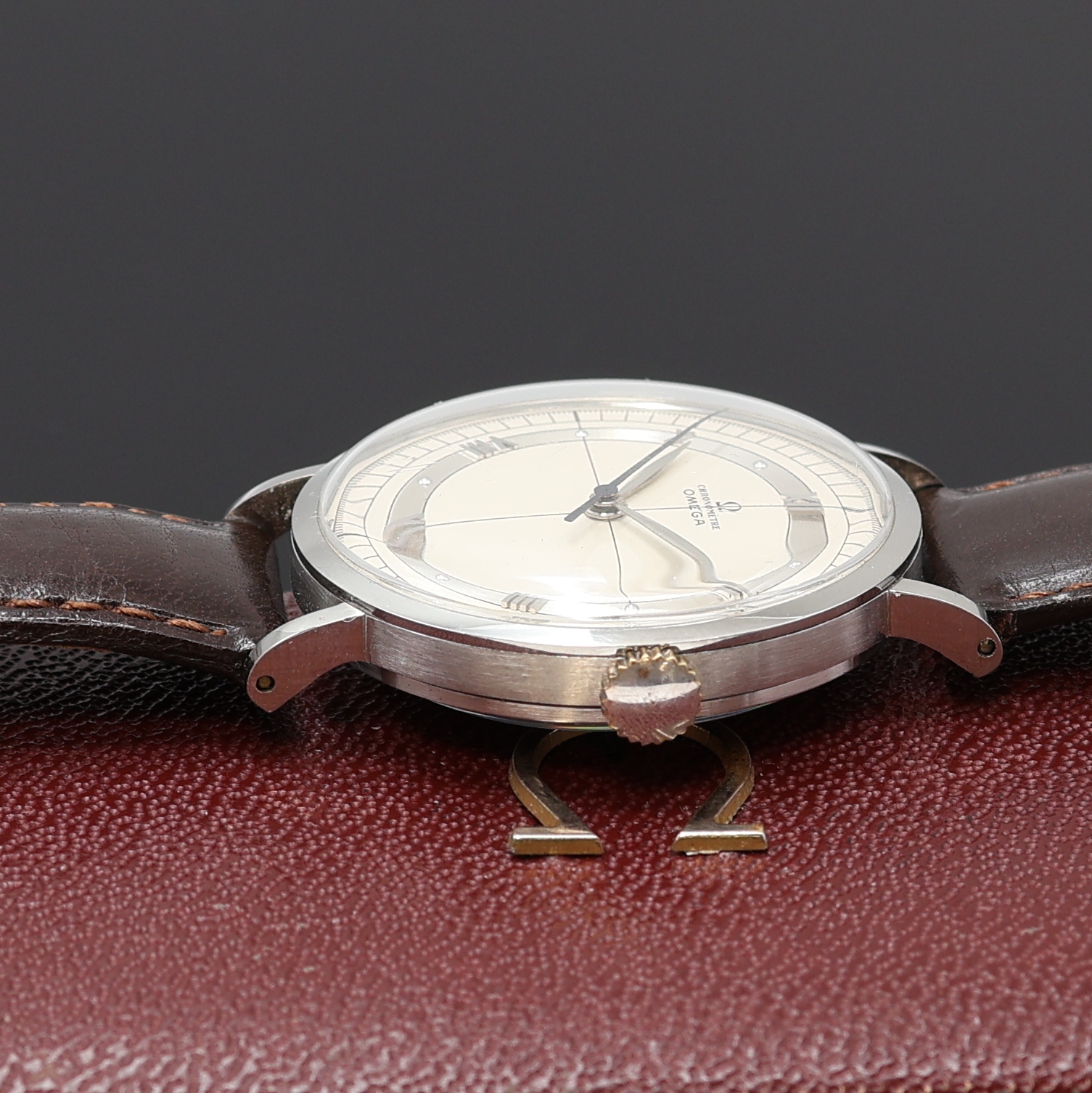 Detail c: OMEGA große Chronometer Herrenarmbanduhr Referenz 2367-6, Handaufzug, Schweiz um 1946, 3-teil. Edelstahlgeh. inkl. Lederband m. orig. Dornschl., ...