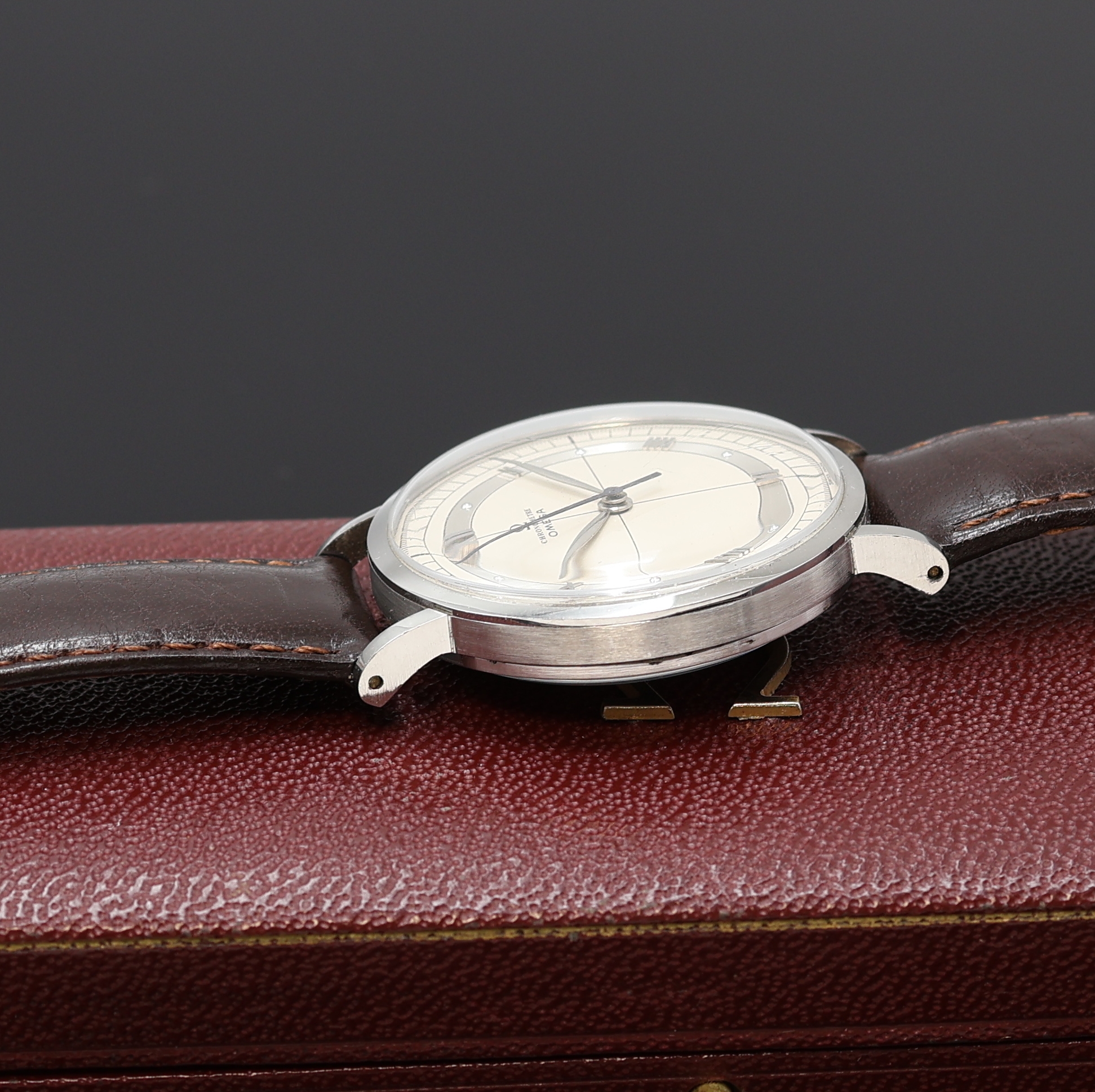Detail d: OMEGA große Chronometer Herrenarmbanduhr Referenz 2367-6, Handaufzug, Schweiz um 1946, 3-teil. Edelstahlgeh. inkl. Lederband m. orig. Dornschl., ...