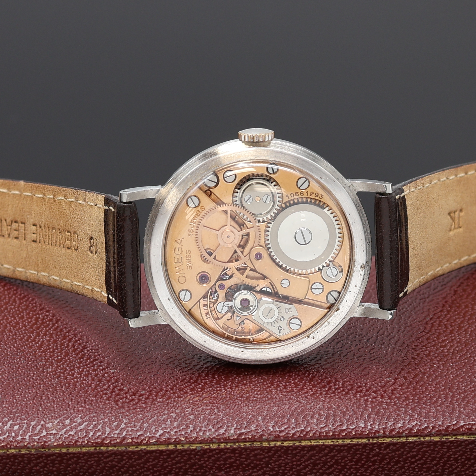 Detail e: OMEGA große Chronometer Herrenarmbanduhr Referenz 2367-6, Handaufzug, Schweiz um 1946, 3-teil. Edelstahlgeh. inkl. Lederband m. orig. Dornschl., ...