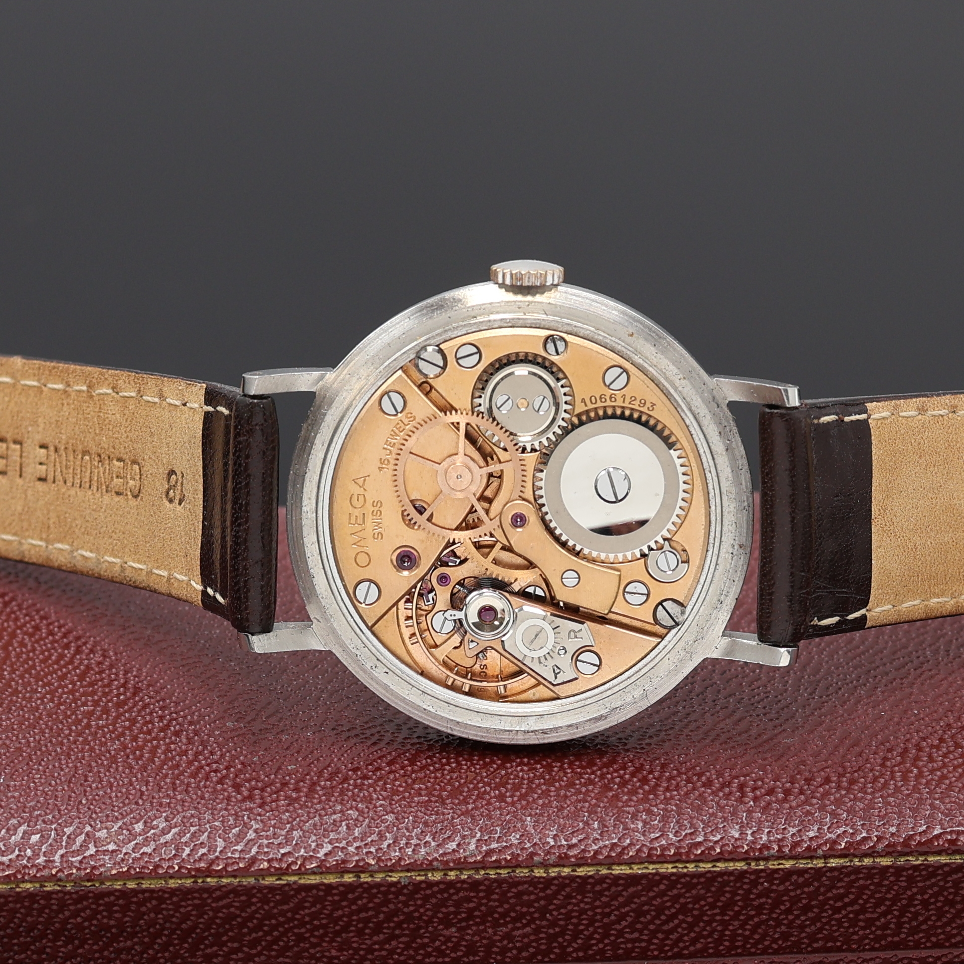 Detail f: OMEGA große Chronometer Herrenarmbanduhr Referenz 2367-6, Handaufzug, Schweiz um 1946, 3-teil. Edelstahlgeh. inkl. Lederband m. orig. Dornschl., ...