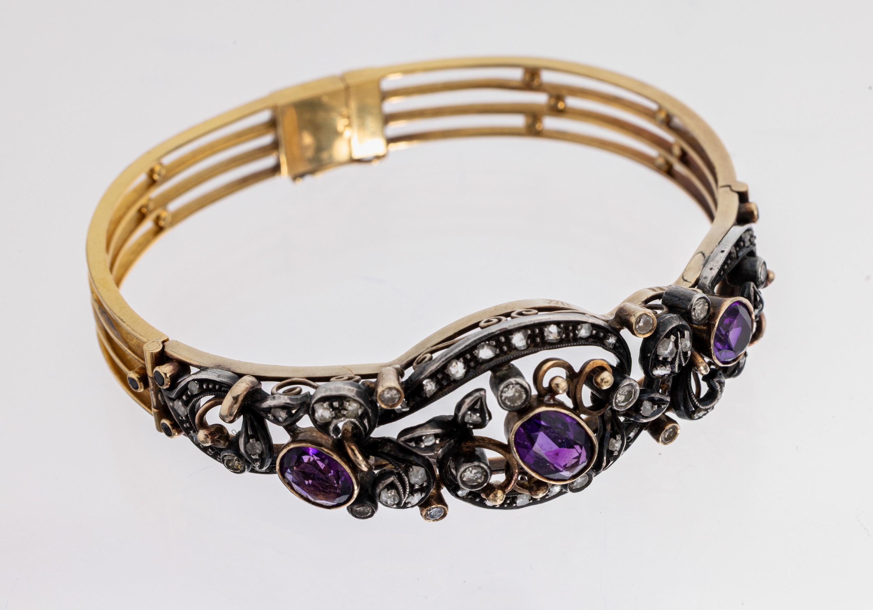 Detail a: 18 kt Gold und Silber Amethyst-Diamant- Saphir-Armreif, Portugal um 1938, RG 750/000 und Silber gepr., nach älterem Vorbild, florale Gestaltung, ...