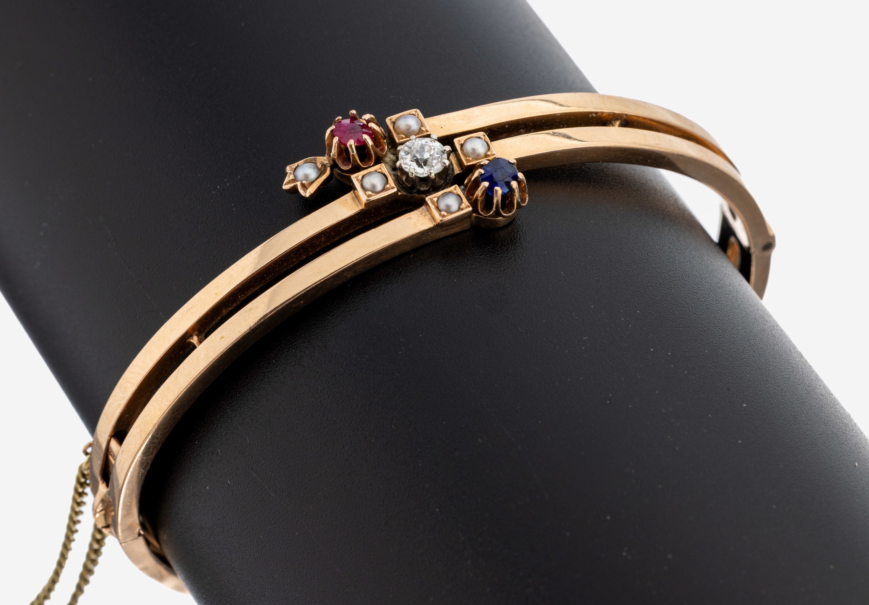 Image 27115883 - 14 kt Gold Rubin-Saphir-Diamant-Perl-Armreif, um 1890-1900, RG 585/000, asymm. ...