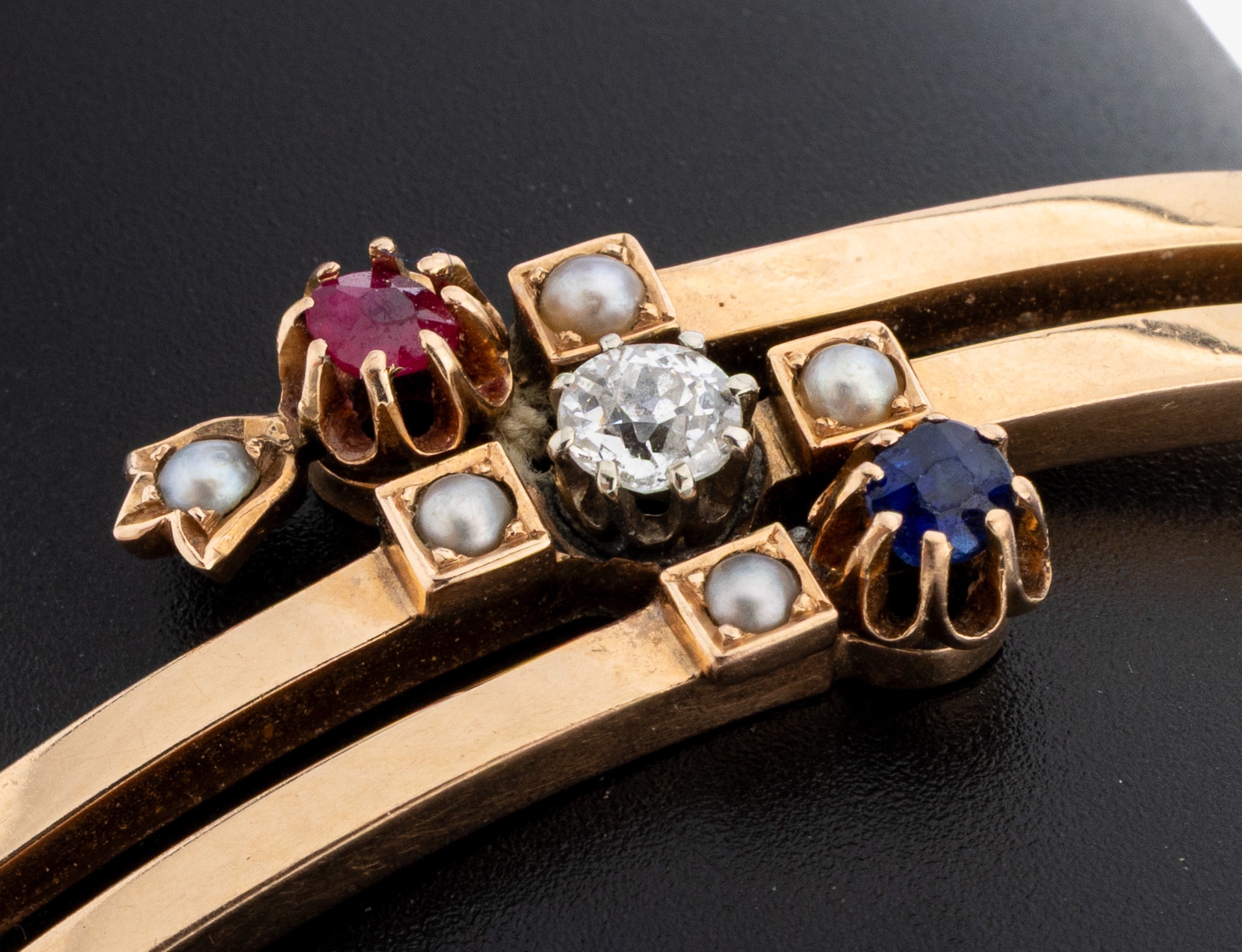 Detail a: 14 kt Gold Rubin-Saphir-Diamant-Perl-Armreif, um 1890-1900, RG 585/000, asymm. Mittelteil, rundfacett. Rubin und Saphir zus. ca. 0.20 ct Weiß/p, ...