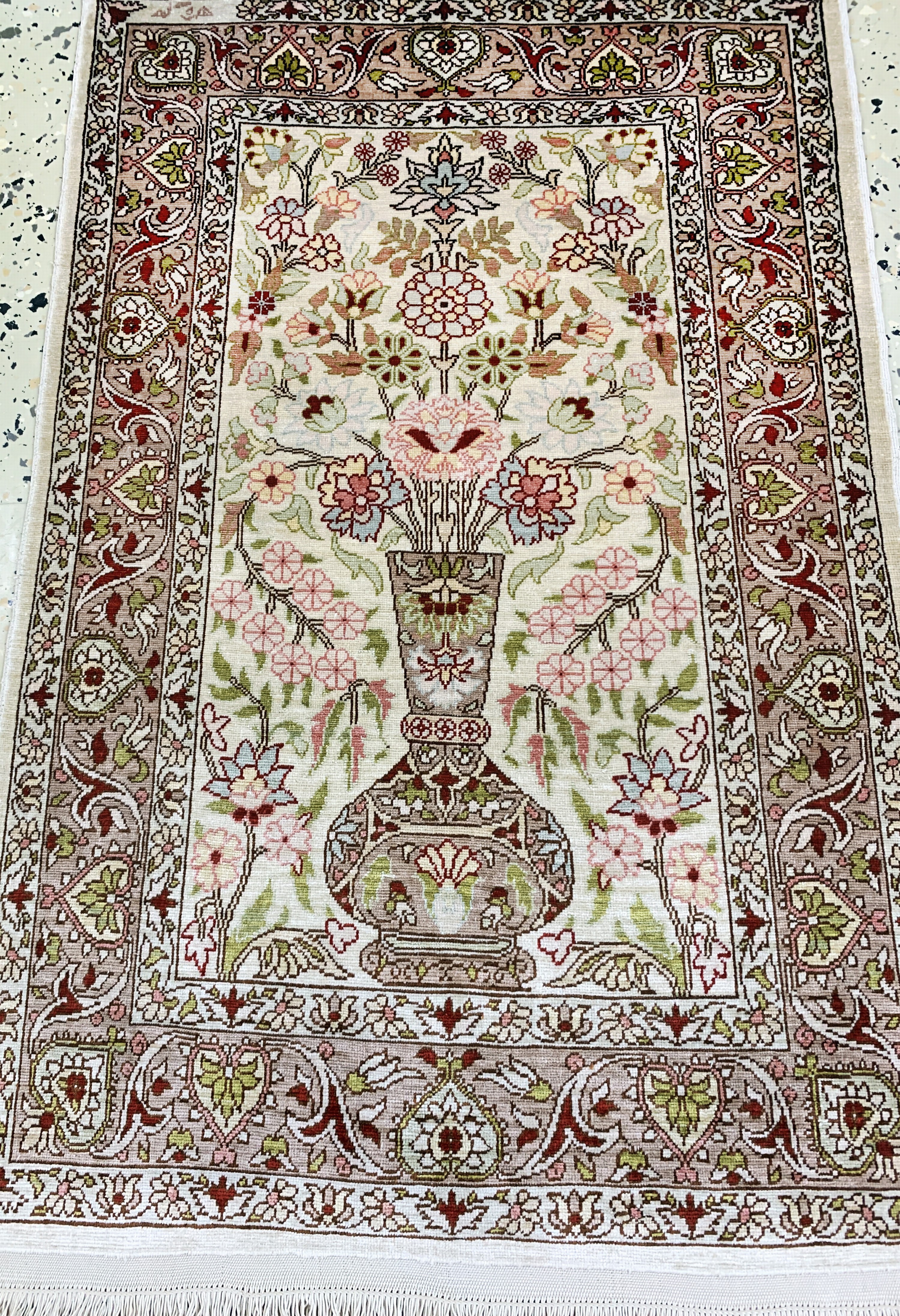 Detail e: Hereke Seide fein signiert, Türkei, Mitte 20.Jhd, reine Naturseide, ca. 78 x 52 cm, EHZ:1-2