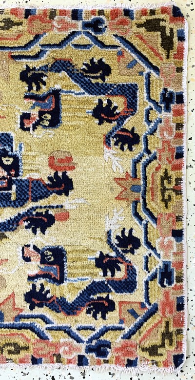 27115880a - Ning Hsia Sitzbank-Teppich, China, 19.Jhd, Wolle auf Baumwolle, ca. 65 x 67 cm, EHZ: 3 ...