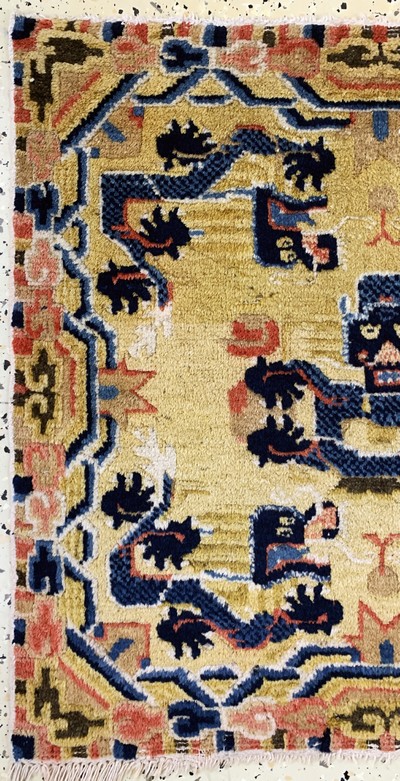 27115880b - Ning Hsia Sitzbank-Teppich, China, 19.Jhd, Wolle auf Baumwolle, ca. 65 x 67 cm, EHZ: 3 ...