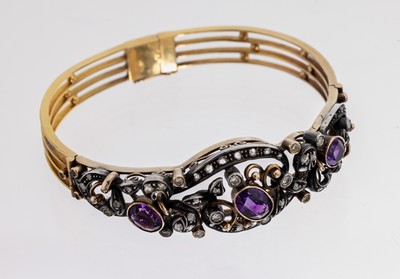 27115881a - 18 kt Gold und Silber Amethyst-Diamant- Saphir-Armreif, Portugal um 1938, RG 750/000 ...