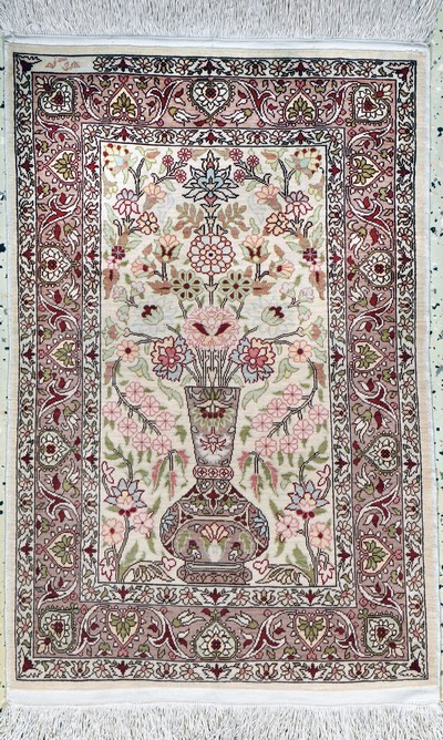 Image Hereke Seide fein signiert, Türkei, Mitte 20.Jhd, reine Naturseide, ca. 78 x 52 cm, ...