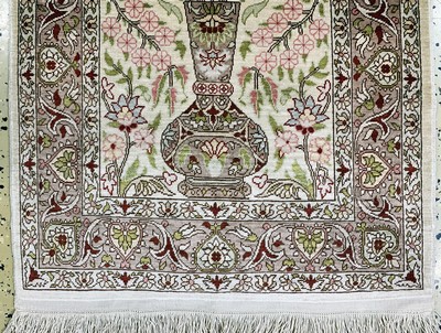 27115898a - Hereke Seide fein signiert, Türkei, Mitte 20.Jhd, reine Naturseide, ca. 78 x 52 cm, ...