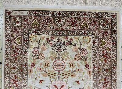 27115898b - Hereke Seide fein signiert, Türkei, Mitte 20.Jhd, reine Naturseide, ca. 78 x 52 cm, ...