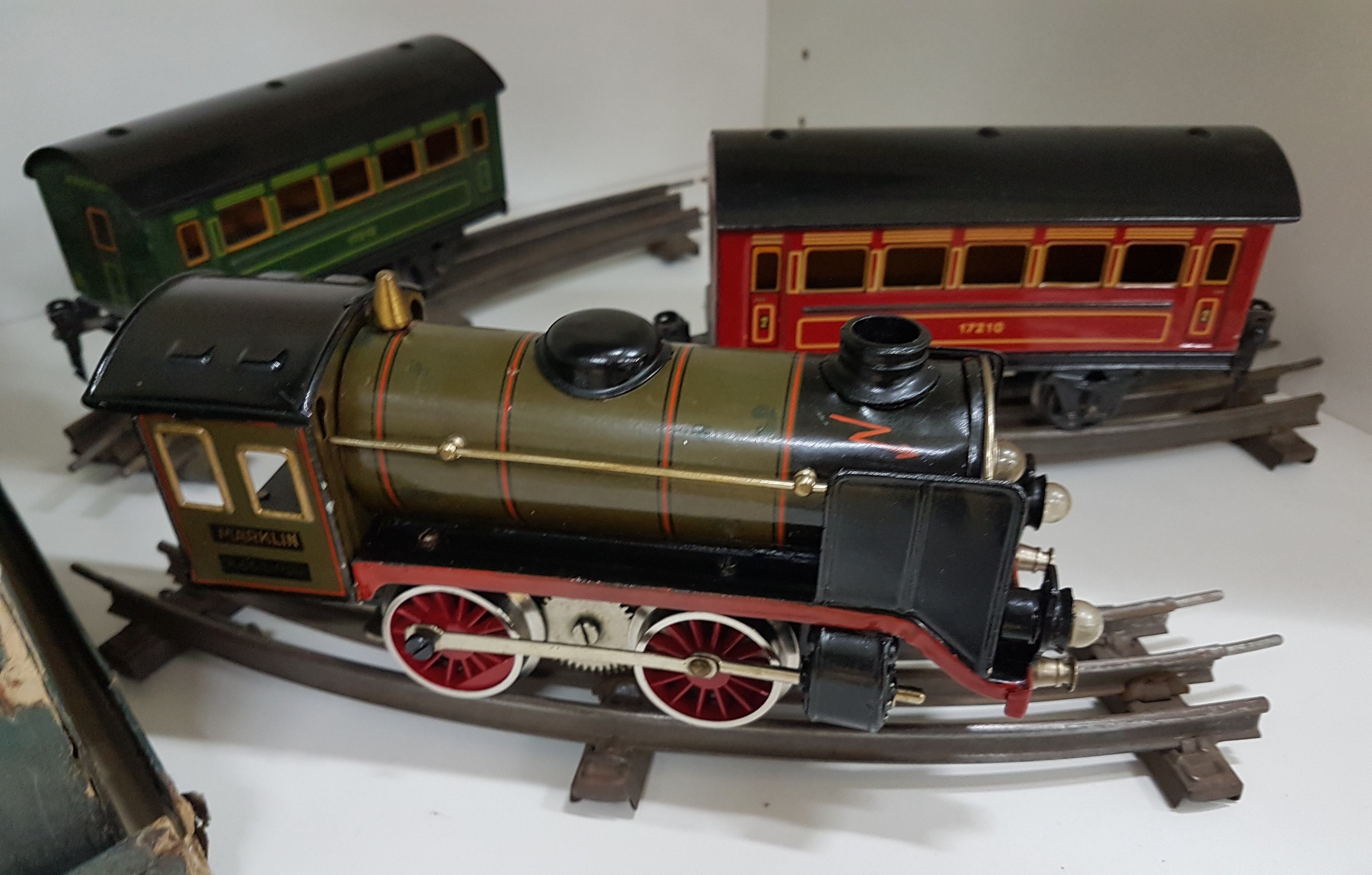 Detail a: Modelleisenbahn, Märklin, 1930er Jahre, Spur 0, Lok R66/12900 mit Tender, 2 Personenwagen 17210 in rot und grün, Güterwagen 17220, dazu Konvolut ...