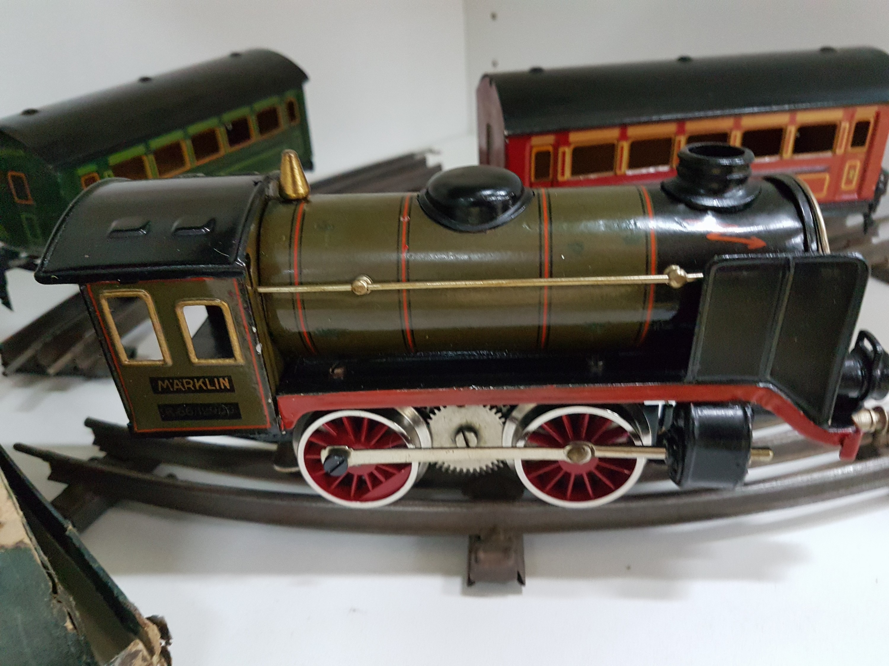Detail b: Modelleisenbahn, Märklin, 1930er Jahre, Spur 0, Lok R66/12900 mit Tender, 2 Personenwagen 17210 in rot und grün, Güterwagen 17220, dazu Konvolut ...