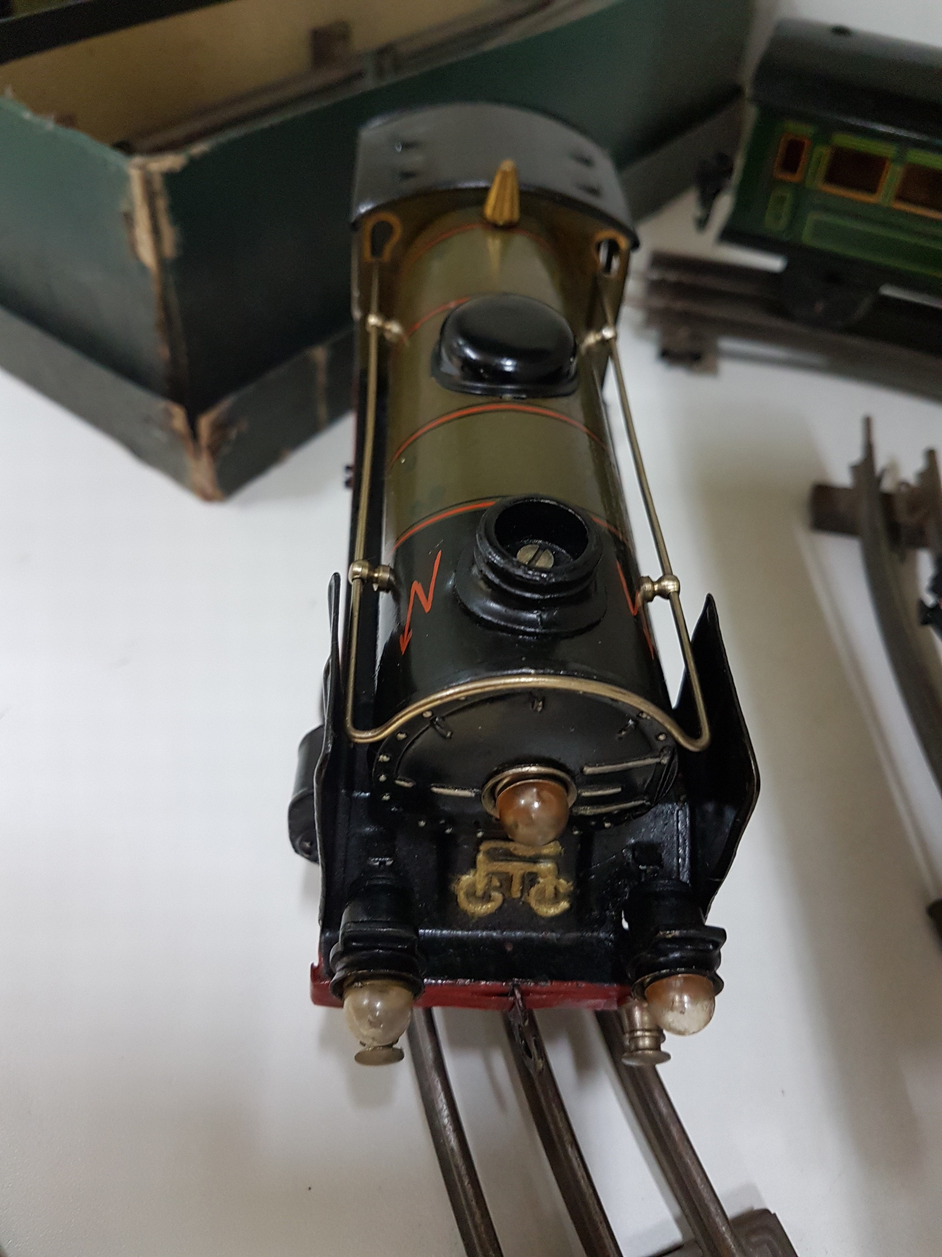Detail c: Modelleisenbahn, Märklin, 1930er Jahre, Spur 0, Lok R66/12900 mit Tender, 2 Personenwagen 17210 in rot und grün, Güterwagen 17220, dazu Konvolut ...
