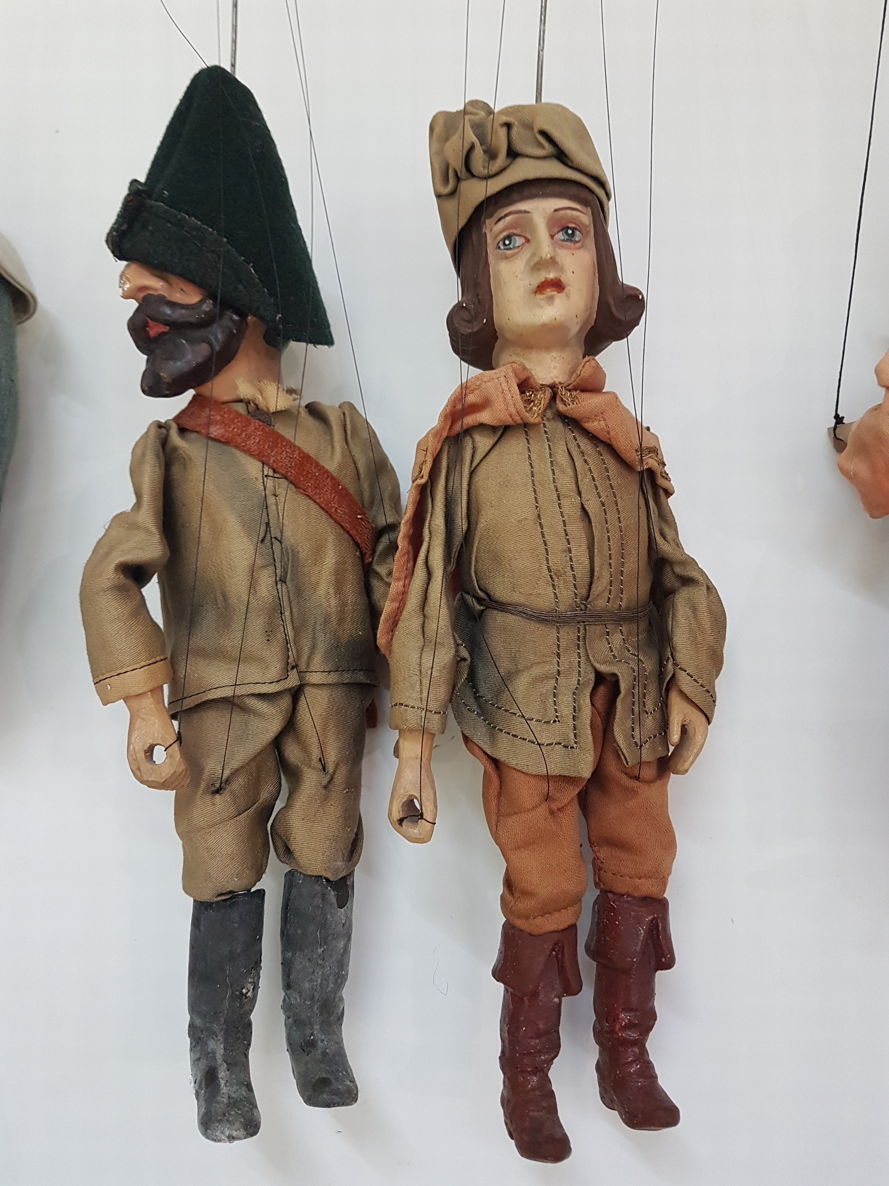 Detail d: 7 Marionetten, deutsch, um 1910-20, Köpfe Masse bunt bemalt, Glieder Holz, u.a. Hexe, König, Prinzessin, Jäger, H. je ca. 22-29cm, mit Fäden und ...