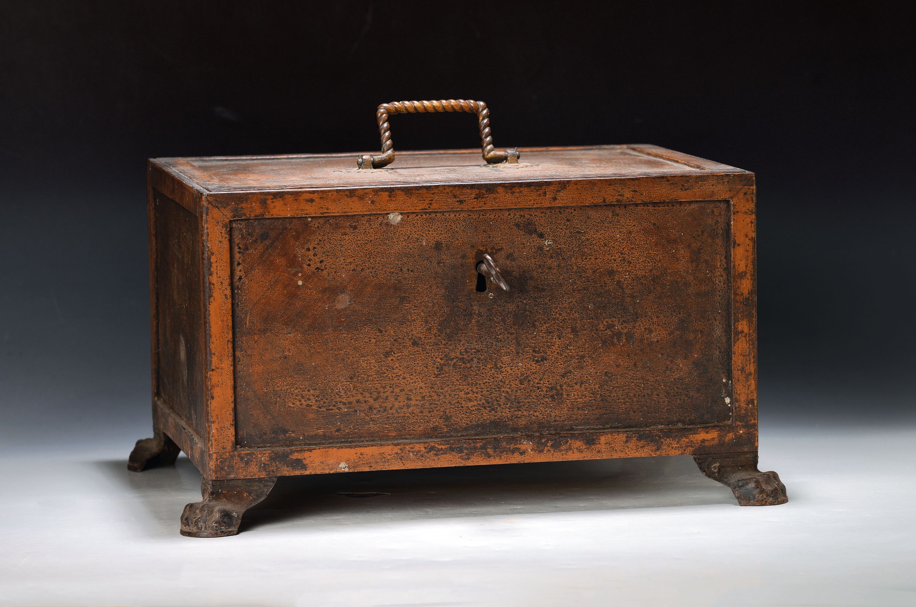 Image 27115920 - Geldkassette, deutsch, Anfang 19. Jh., Eisen, auf vier Tatzenfüßen stehend, orig. ...