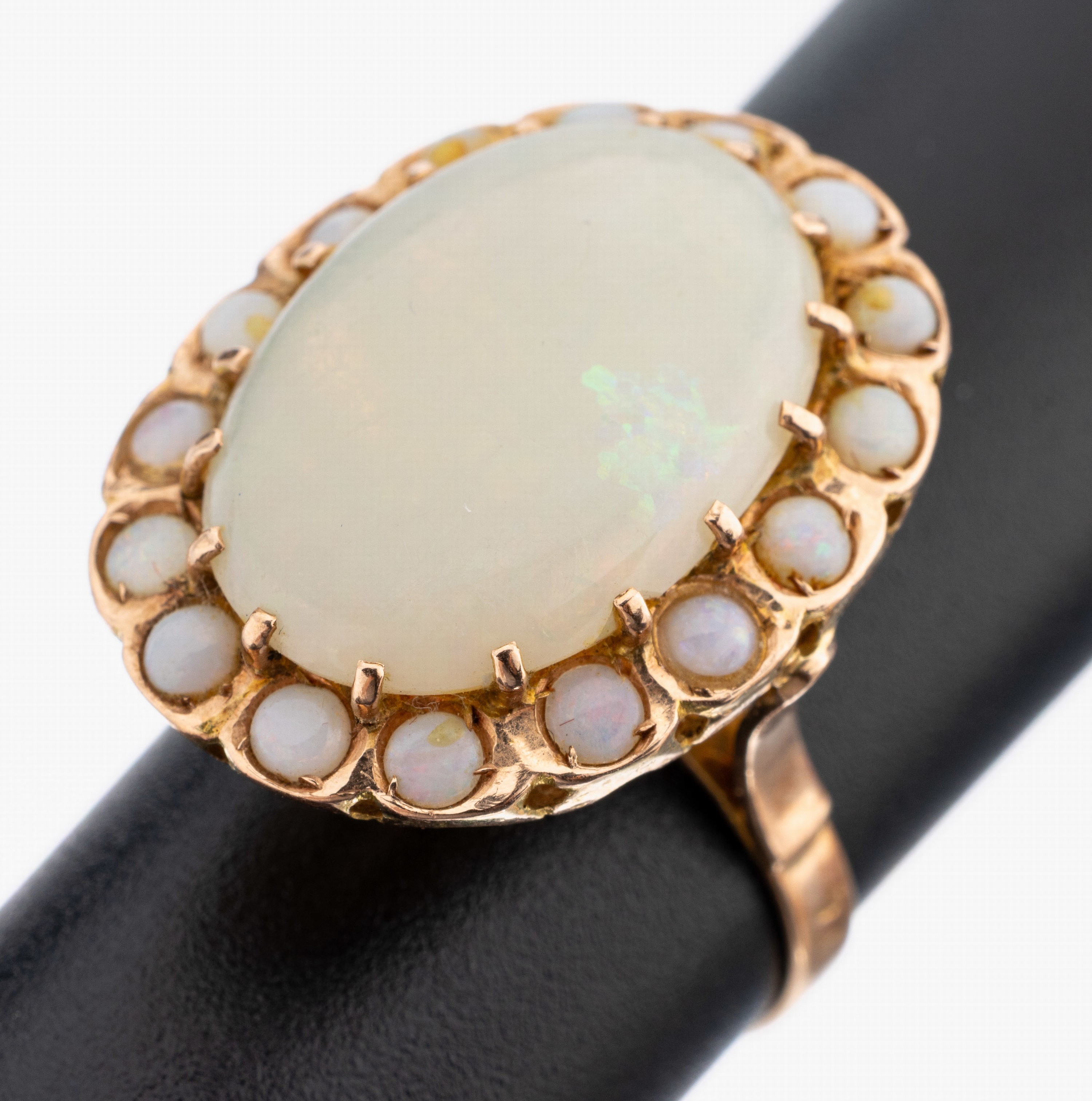 Image 27115923 - 14 kt Gold Opal-Ring, RG 585/000 gepr., mittig ovaler Opal-Cabochon, oberflächliche ...
