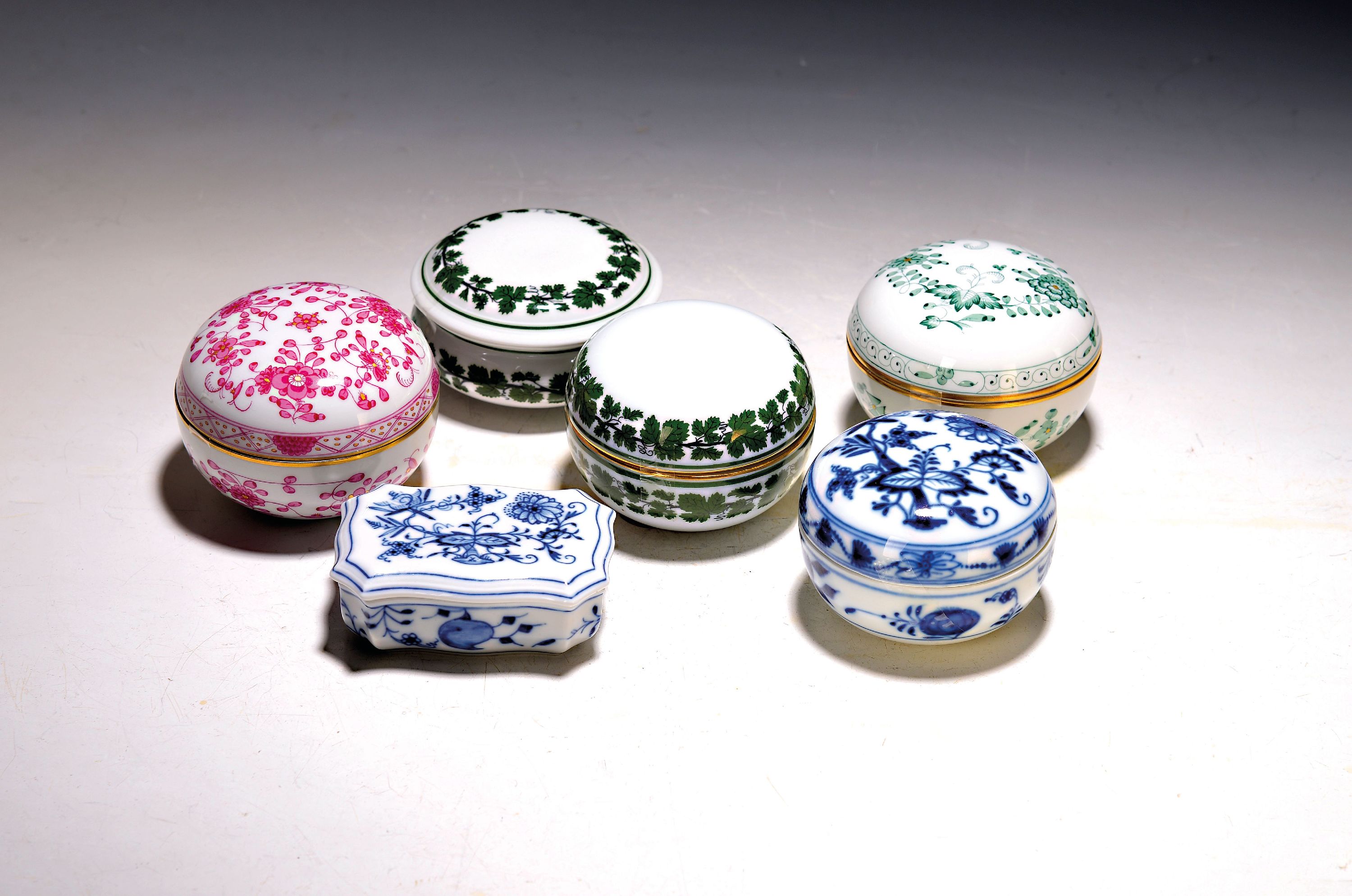 Image 27115934 - 6 Deckeldosen, Meissen, 20. Jh., Porzellan versch. Dekore und Formen, u.a. ...