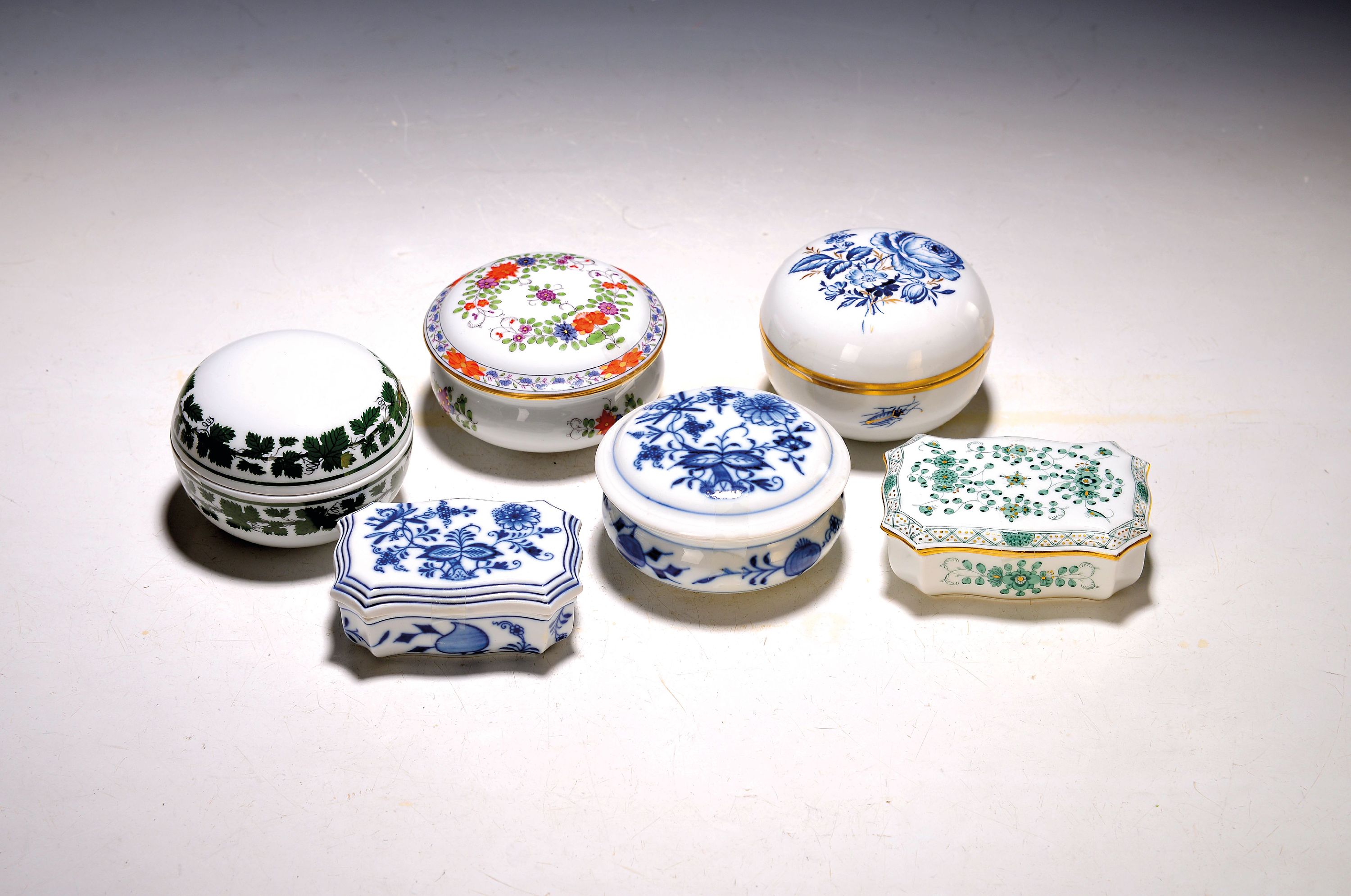 Image 27115935 - 6 Deckeldosen, Meissen, 20. Jh., Porzellan verschiedene Dekore, voller grüner Weinlaub, ...