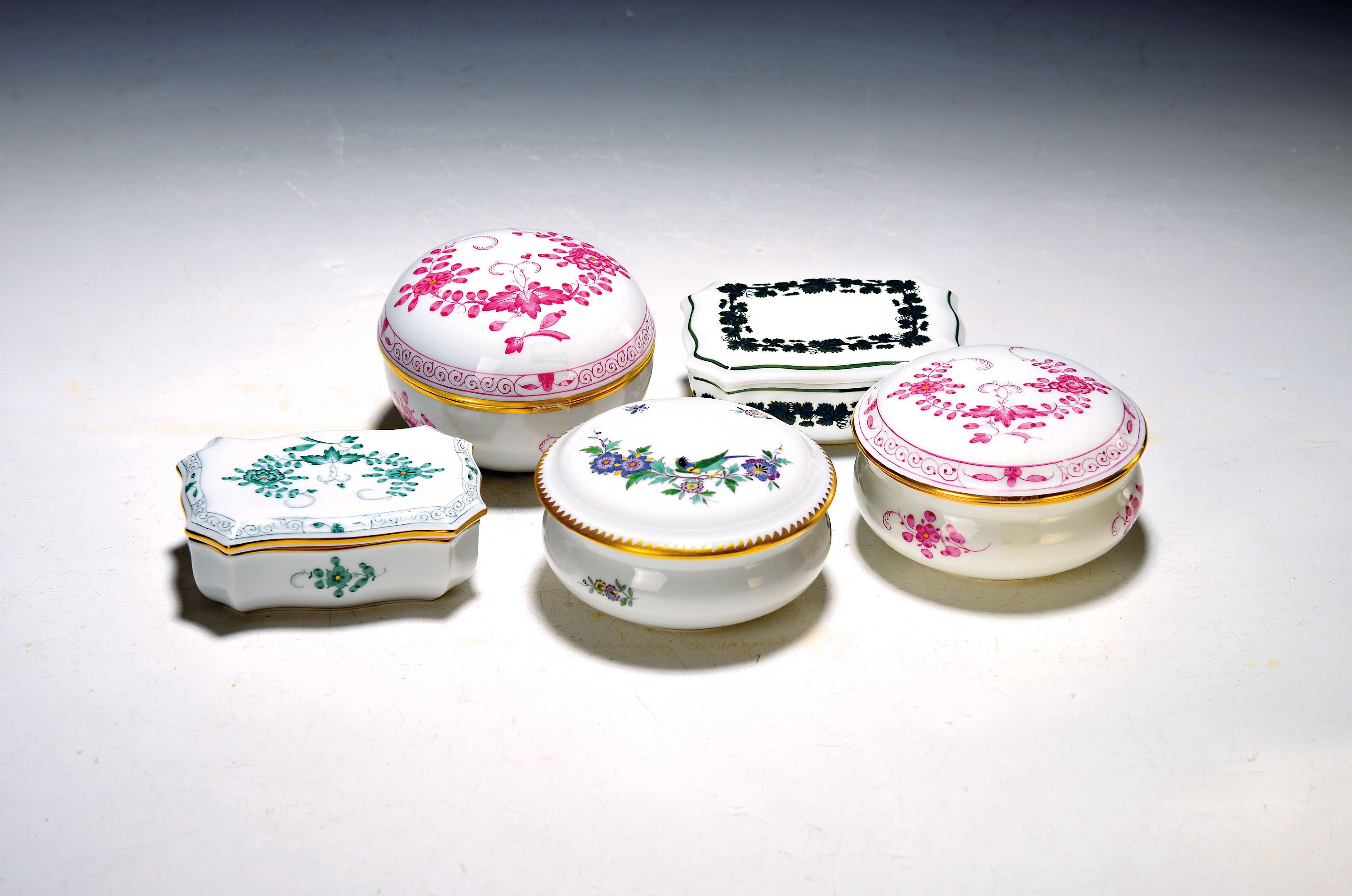 Image 27115936 - 5 Deckeldosen, Meissen, 20. Jh., Porzellan, versch. Dekore, ind. Malereien, voller ...