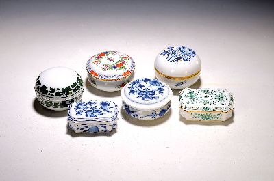 Image 6 Deckeldosen, Meissen, 20. Jh., Porzellan verschiedene Dekore, voller grüner Weinlaub, ...