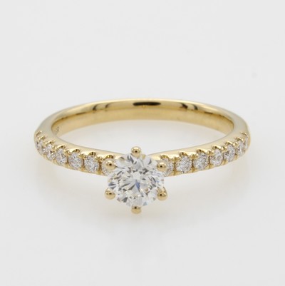 Image Ring mit Brillanten, GG 750/000, 1 Brill. mittig gef. 0.50 ct Weiß/si u. Besatzbrill. ...