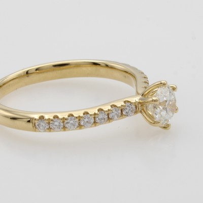 27115938a - Ring mit Brillanten, GG 750/000, 1 Brill. mittig gef. 0.50 ct Weiß/si u. Besatzbrill. ...