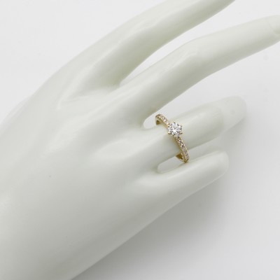 27115938b - Ring mit Brillanten, GG 750/000, 1 Brill. mittig gef. 0.50 ct Weiß/si u. Besatzbrill. ...