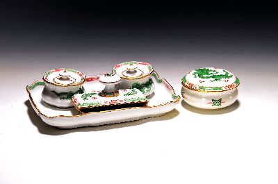 Image Tintenzeug, Meissen, um 1880-1924, grüner Mingdrache rot und golden gehöht, zwei ...