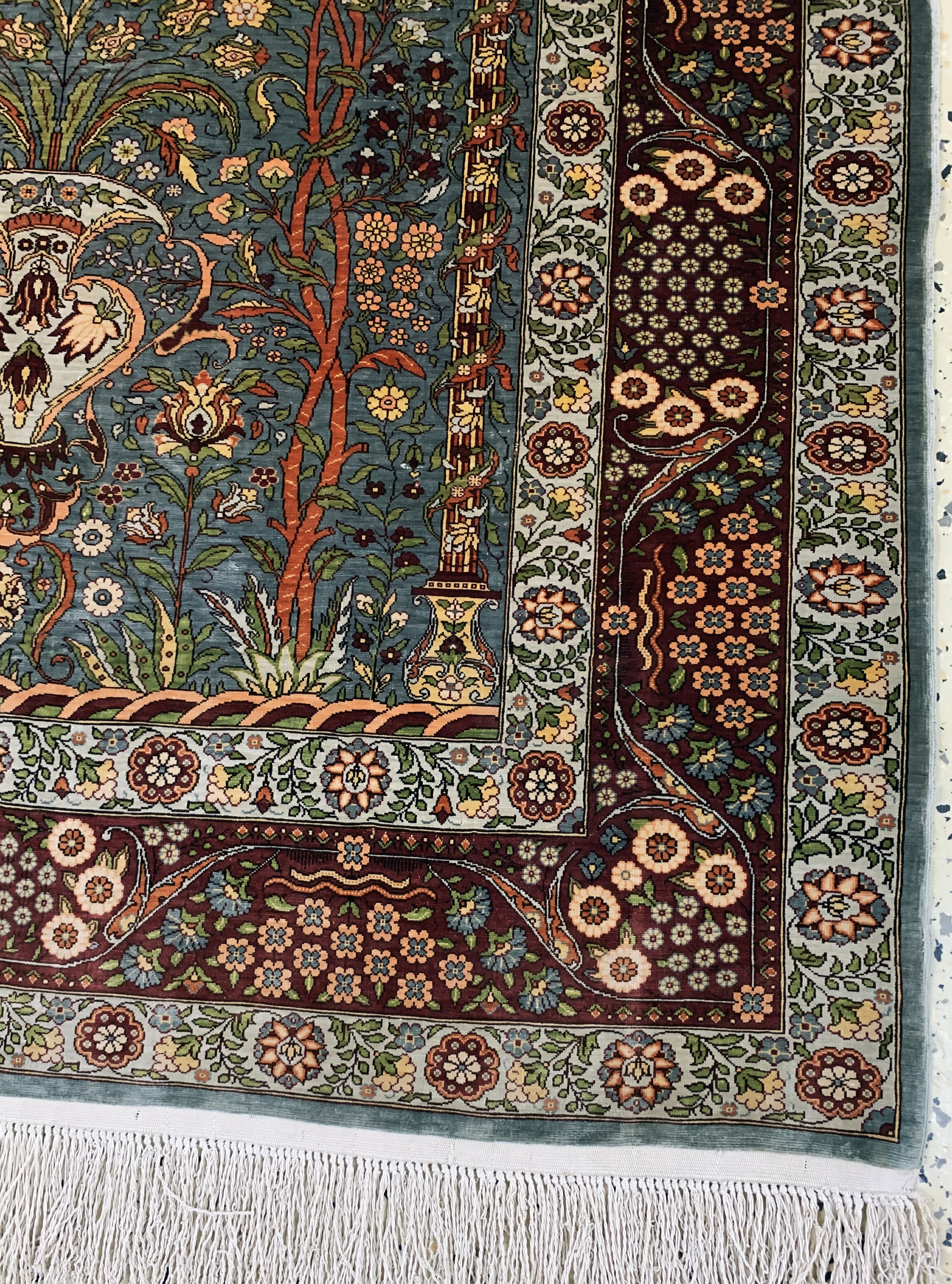 Detail a: Hereke Seide fein sign., Türkei, Ende 20.Jhd., reine Naturseide, ca. 135 x 105 cm, EHZ: 1-2