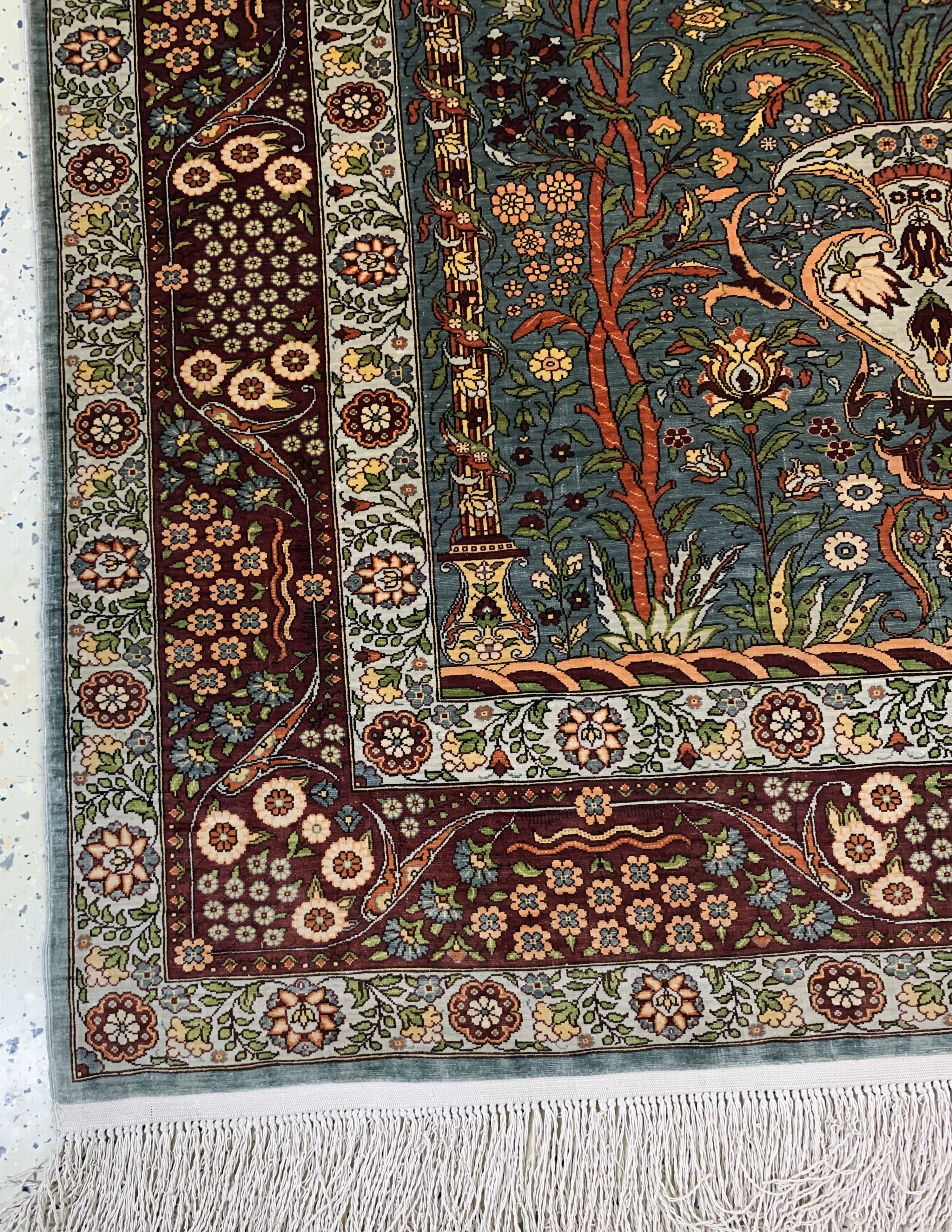 Detail b: Hereke Seide fein sign., Türkei, Ende 20.Jhd., reine Naturseide, ca. 135 x 105 cm, EHZ: 1-2