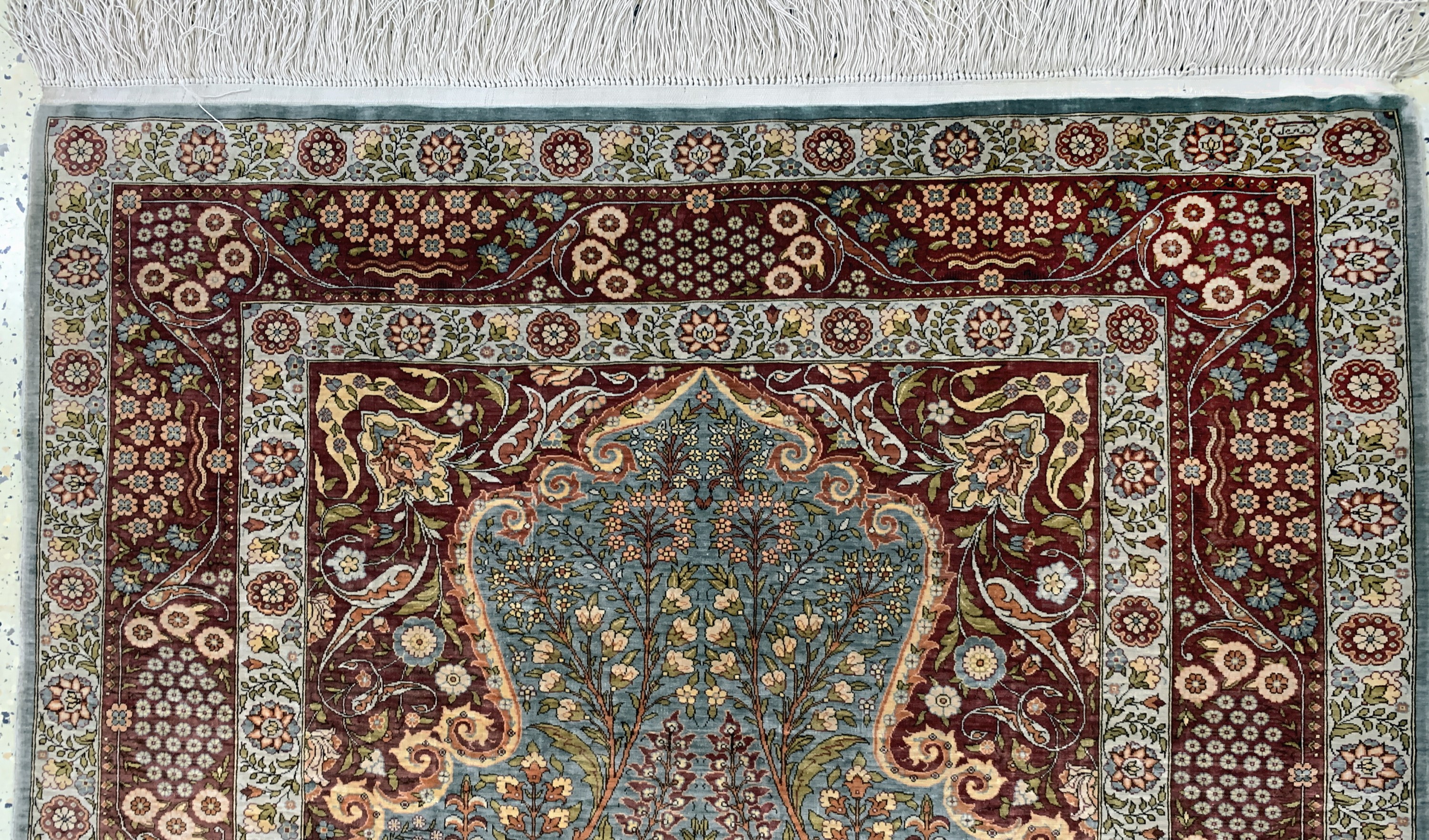 Detail d: Hereke Seide fein sign., Türkei, Ende 20.Jhd., reine Naturseide, ca. 135 x 105 cm, EHZ: 1-2