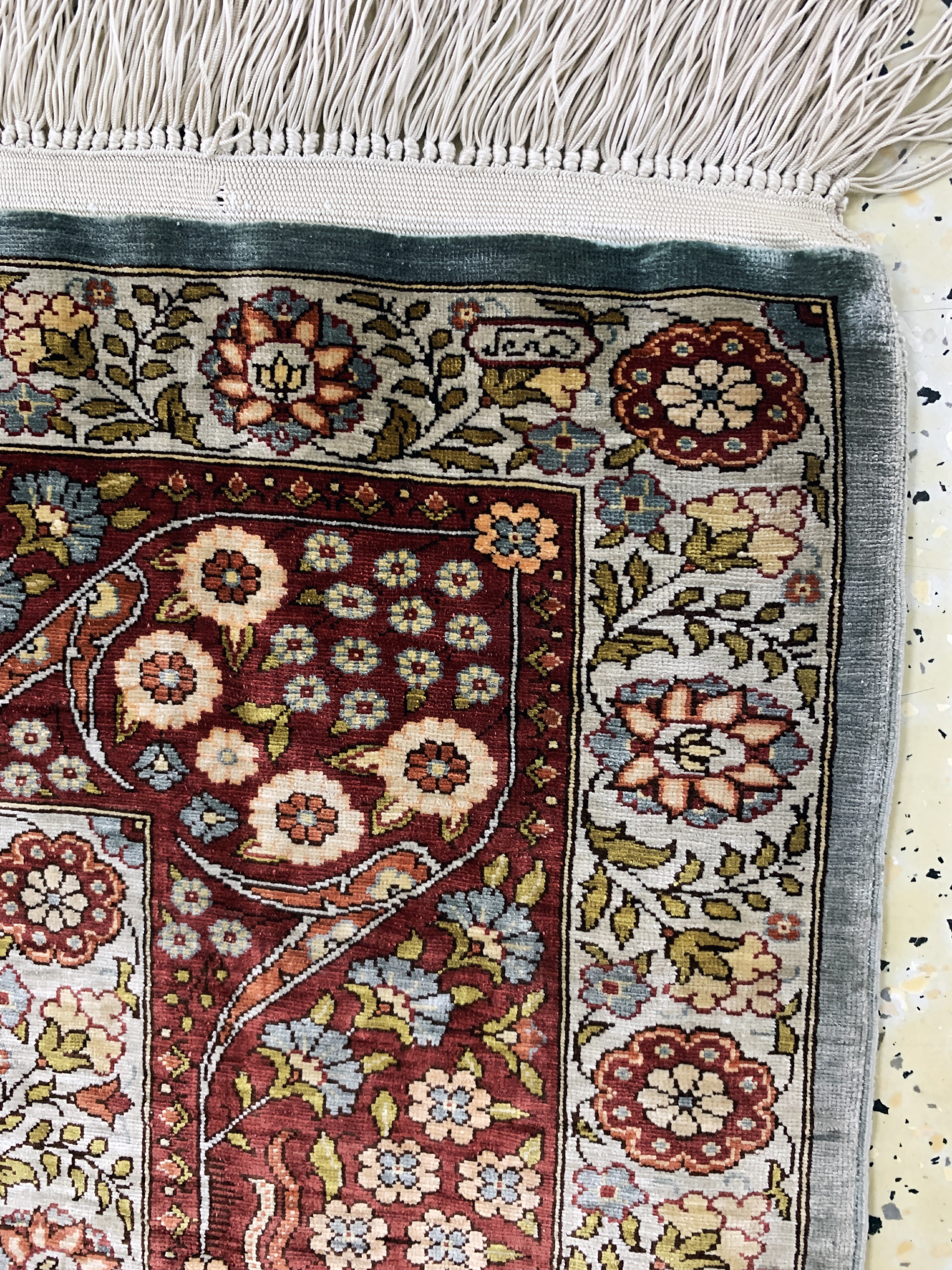 Detail e: Hereke Seide fein sign., Türkei, Ende 20.Jhd., reine Naturseide, ca. 135 x 105 cm, EHZ: 1-2