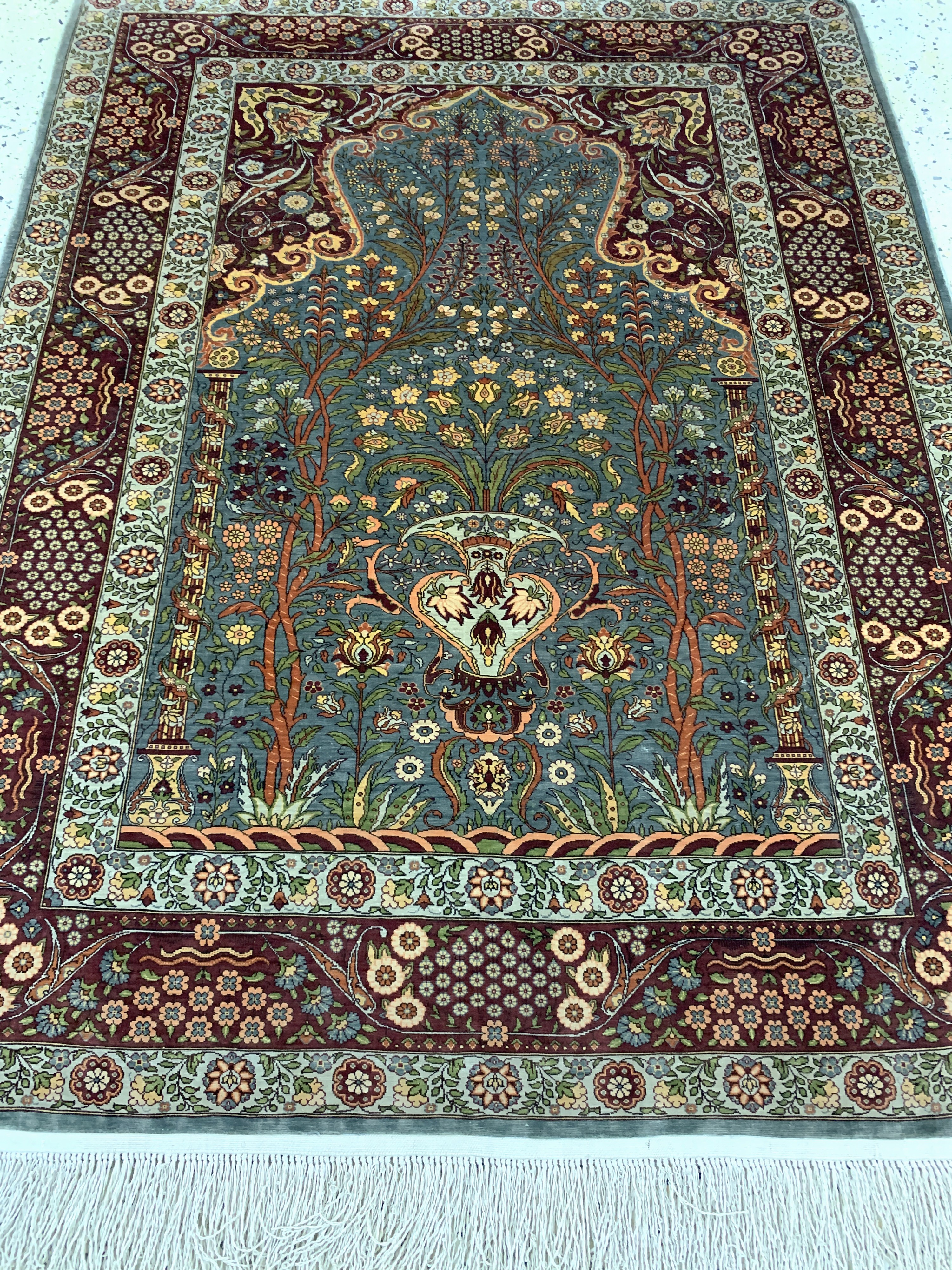 Detail g: Hereke Seide fein sign., Türkei, Ende 20.Jhd., reine Naturseide, ca. 135 x 105 cm, EHZ: 1-2
