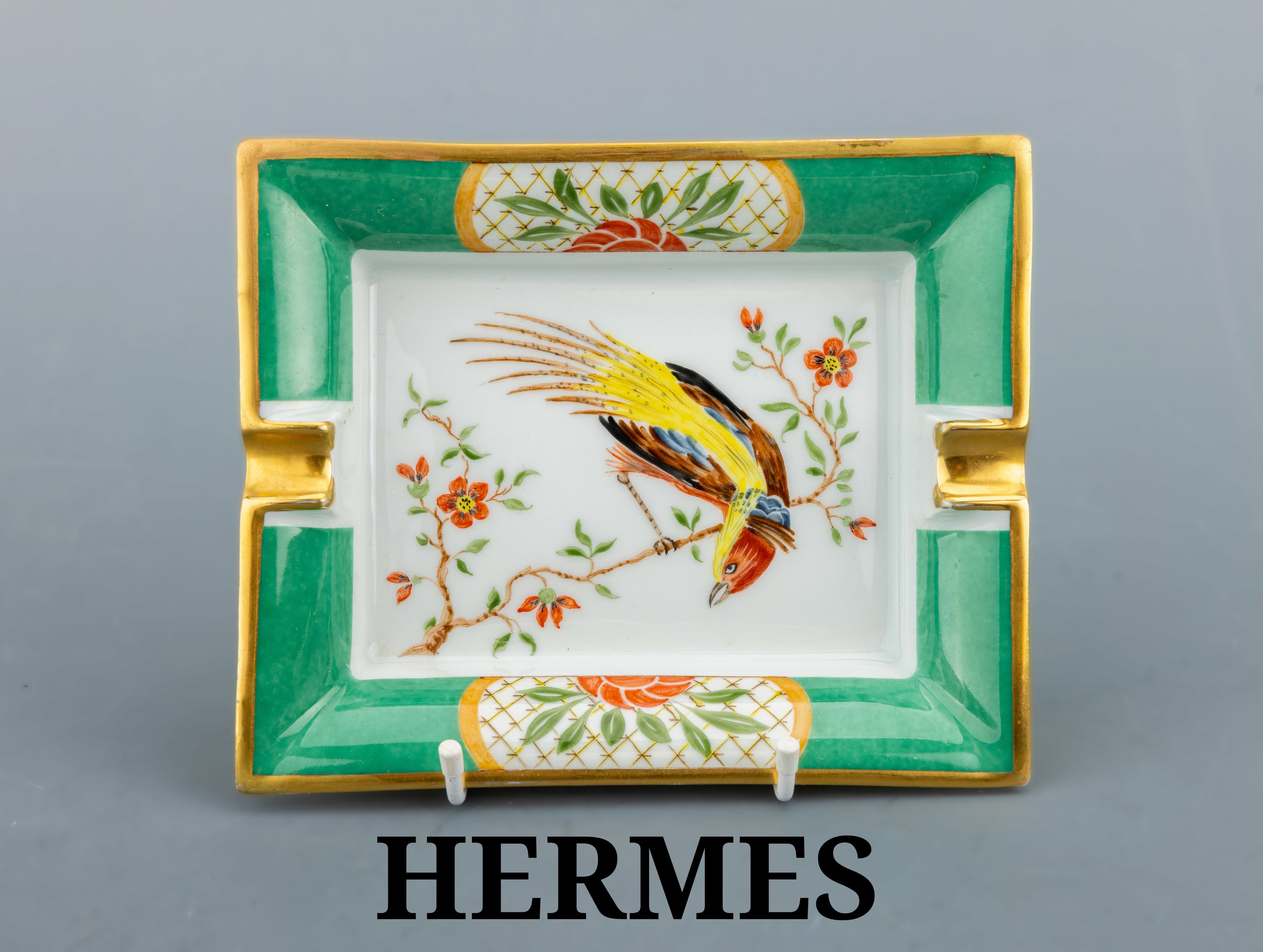 Image 27116048 - HERMES Aschenbecher, Porzellan, polychromesDekor mit Paradiesvogel auf Ast mit Blüten, ...