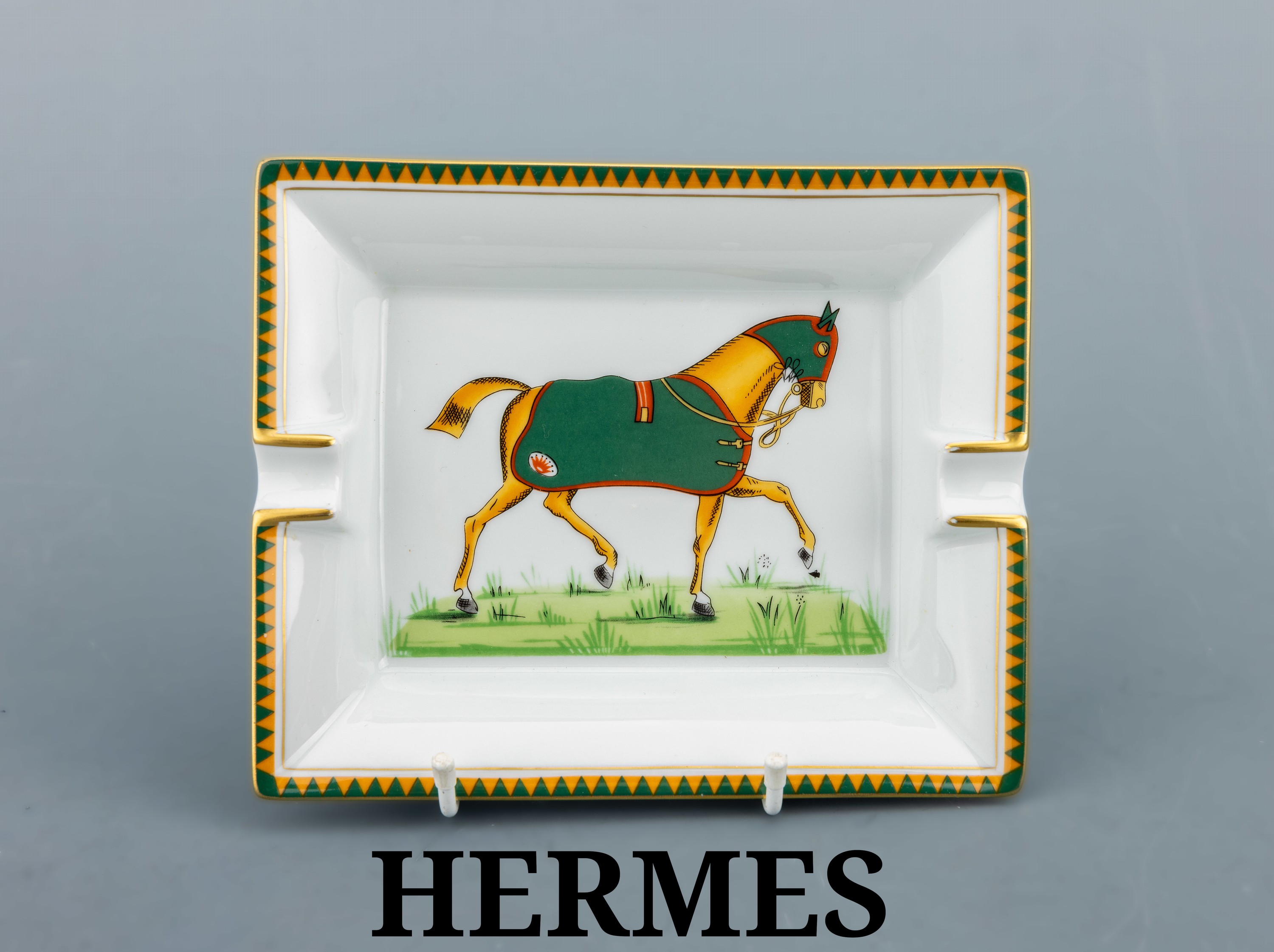 Image 27116049 - HERMES Aschenbecher, Porzellan, Darstellungeines Pferdes mit grüner Decke, Fahne mit ...