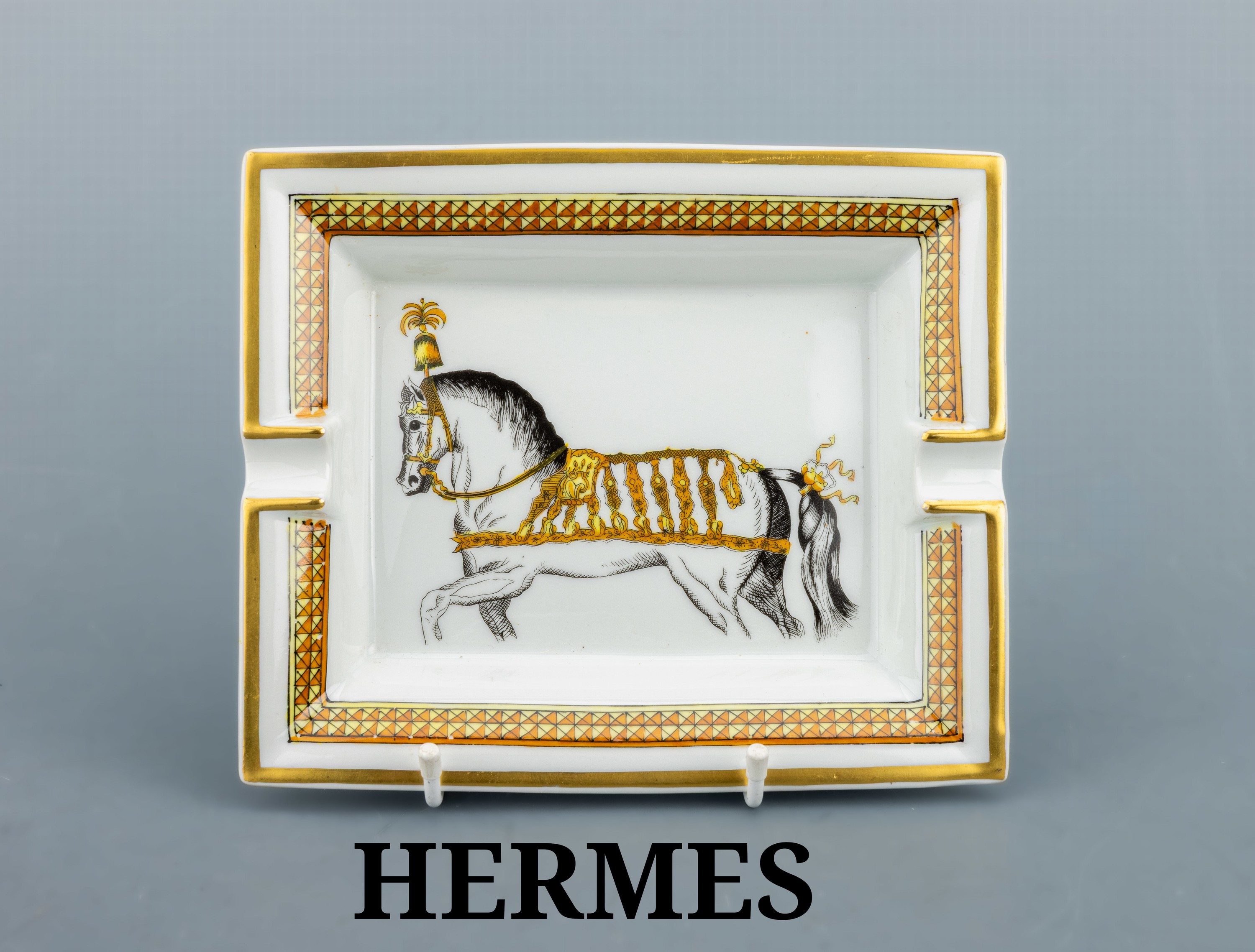 Image 27116050 - HERMES Aschenbecher, Porzellan, Spiegel mitDarstellung eines Pferdes mit dekorativem ...