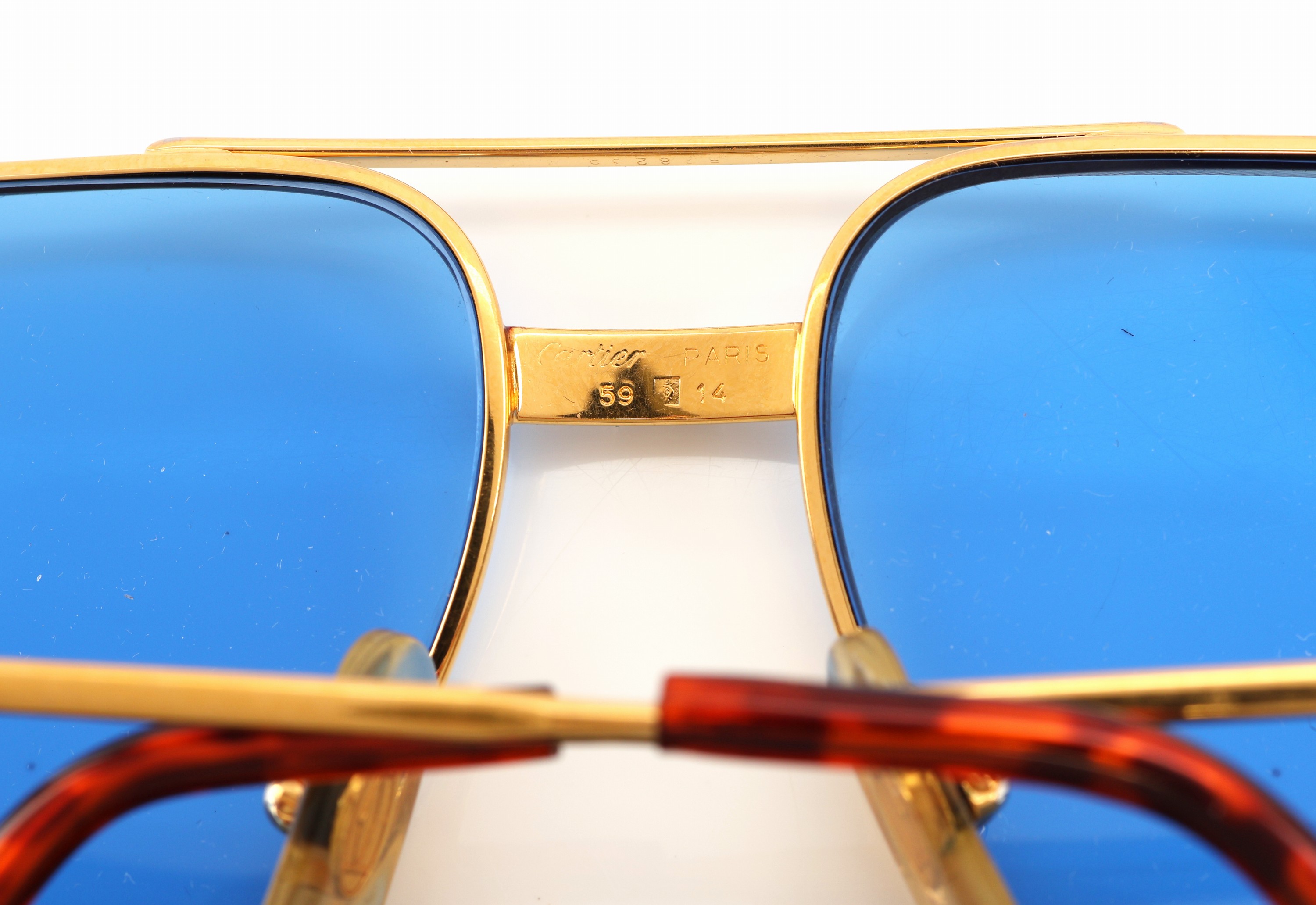 Detail c: CARTIER Sonnenbrille, Modell Santos, Metallverg., blaue Gläser, Bügellänge 130, schildpattfarb. Bügelenden, sign.