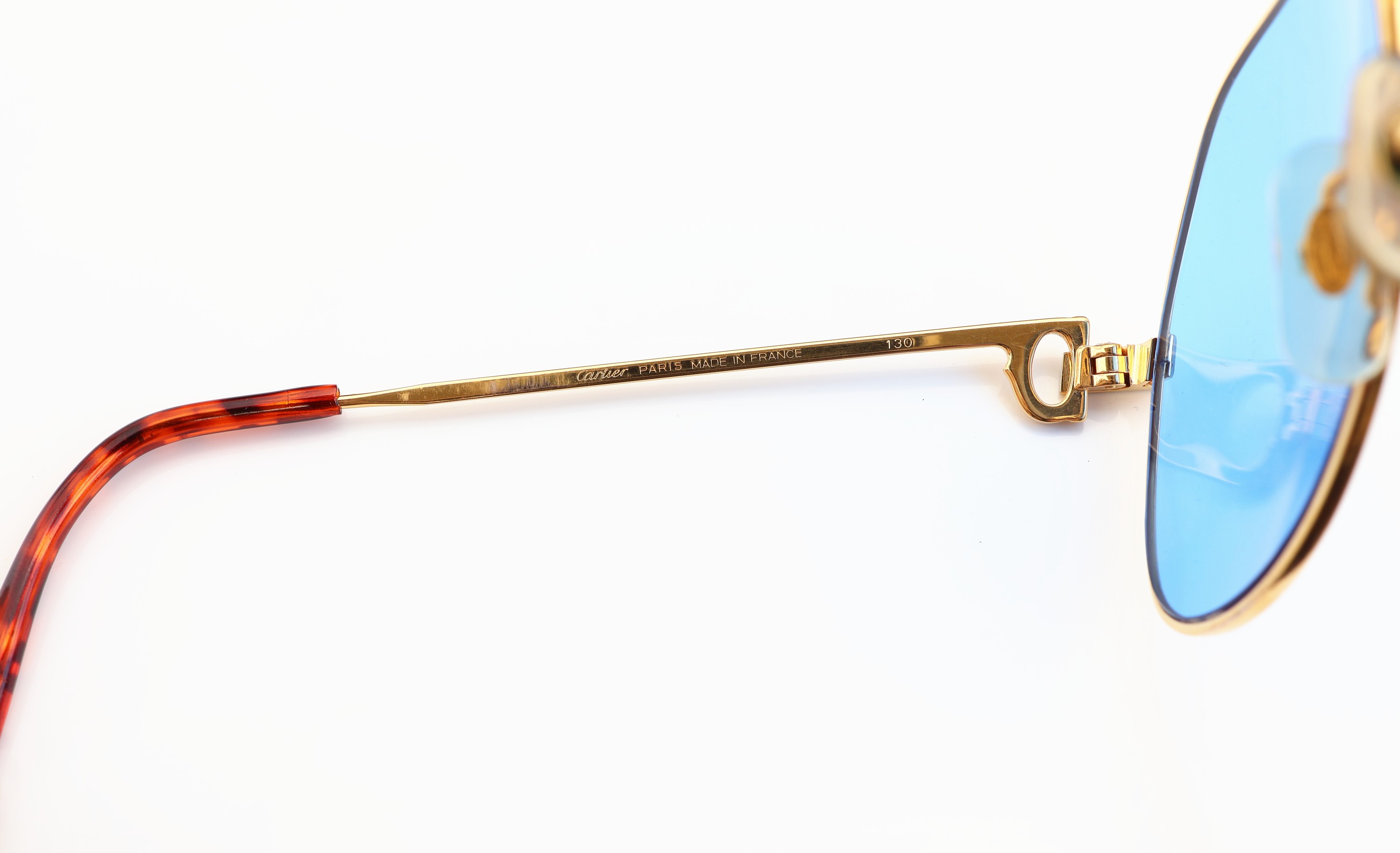 Detail e: CARTIER Sonnenbrille, Modell Santos, Metallverg., blaue Gläser, Bügellänge 130, schildpattfarb. Bügelenden, sign.