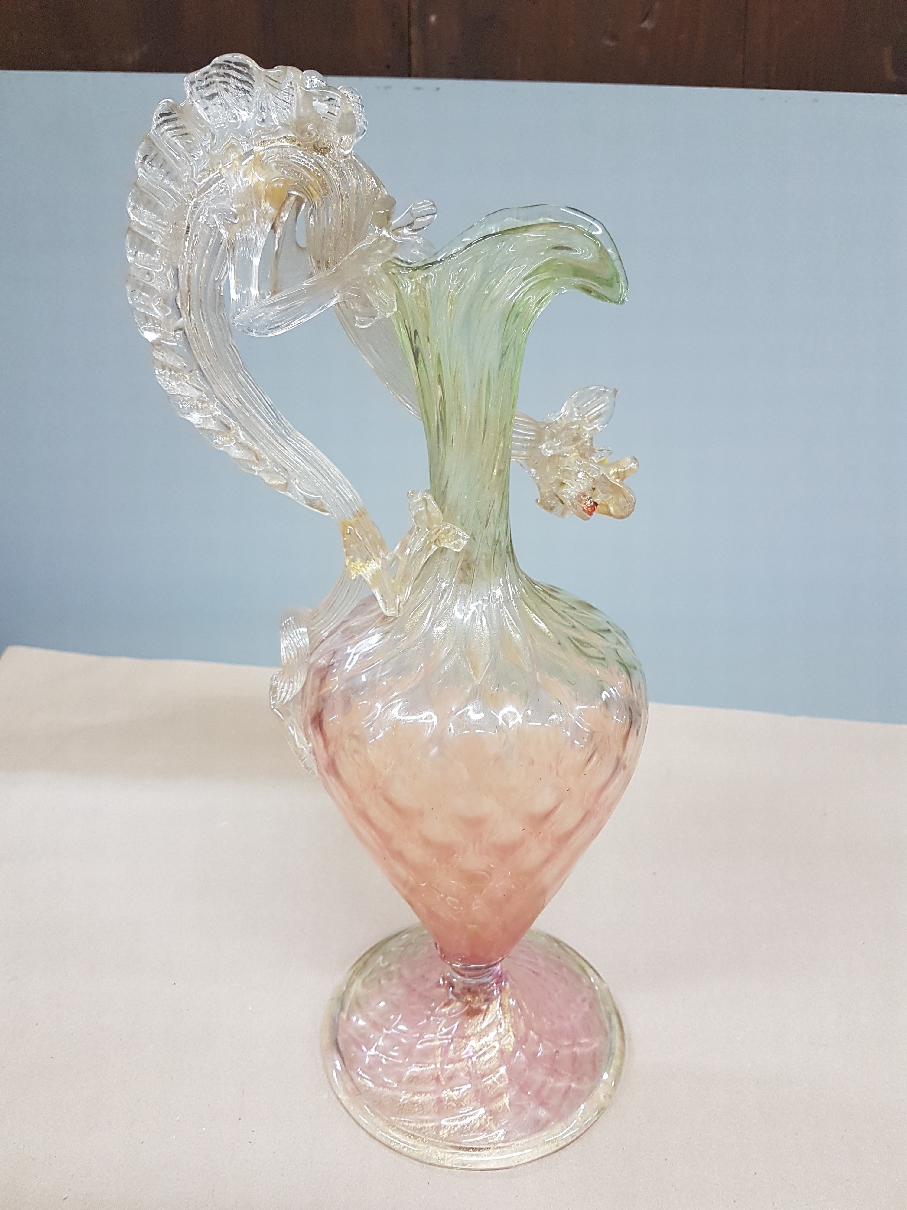 Detail a: Karaffe, Murano, frühes 20. Jh., optisch geblasenes, von grün nach rosa verlaufendes Glas, Henkel in Form eines vollplastischen Drachens, ...