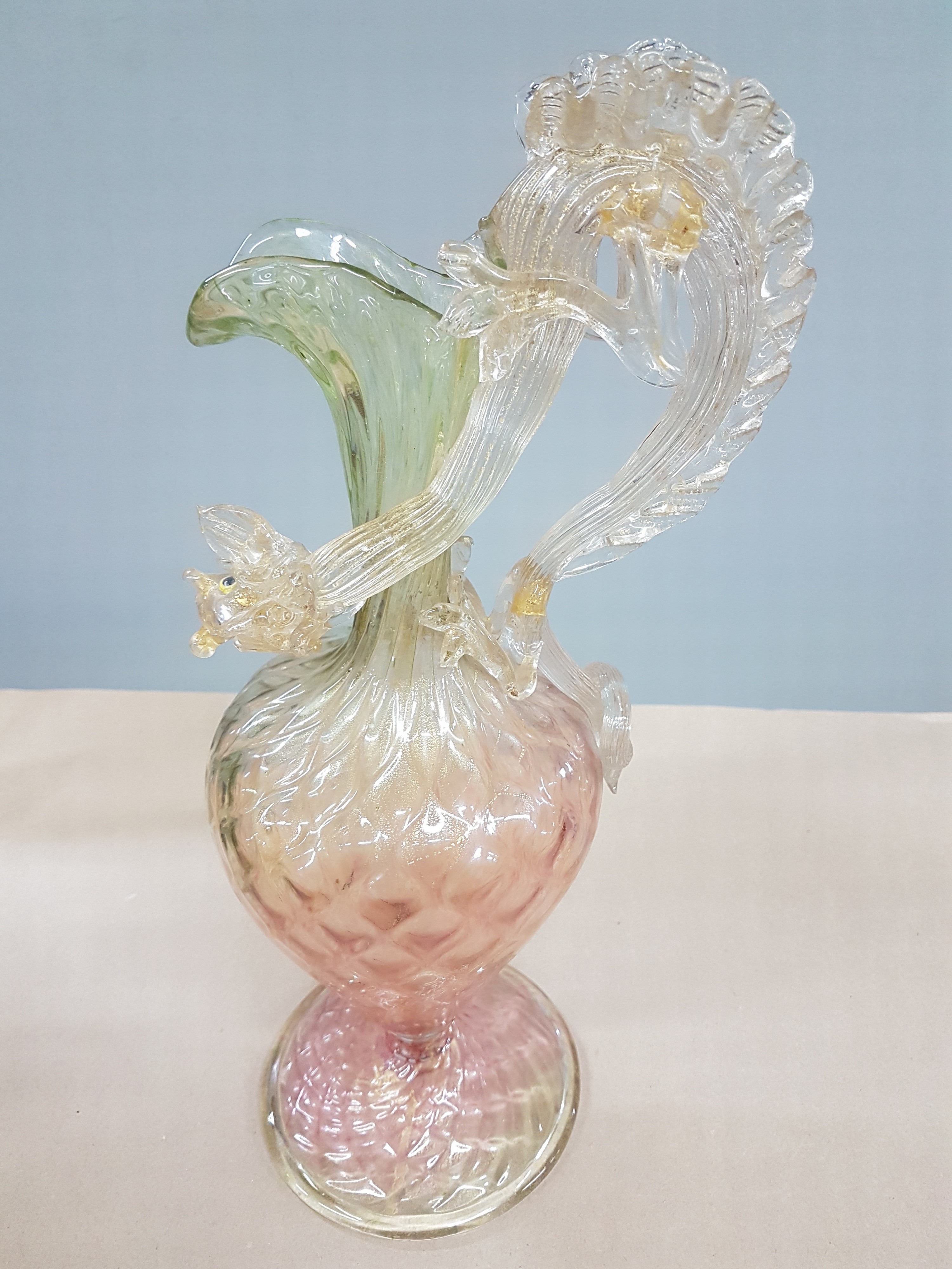 Detail c: Karaffe, Murano, frühes 20. Jh., optisch geblasenes, von grün nach rosa verlaufendes Glas, Henkel in Form eines vollplastischen Drachens, ...