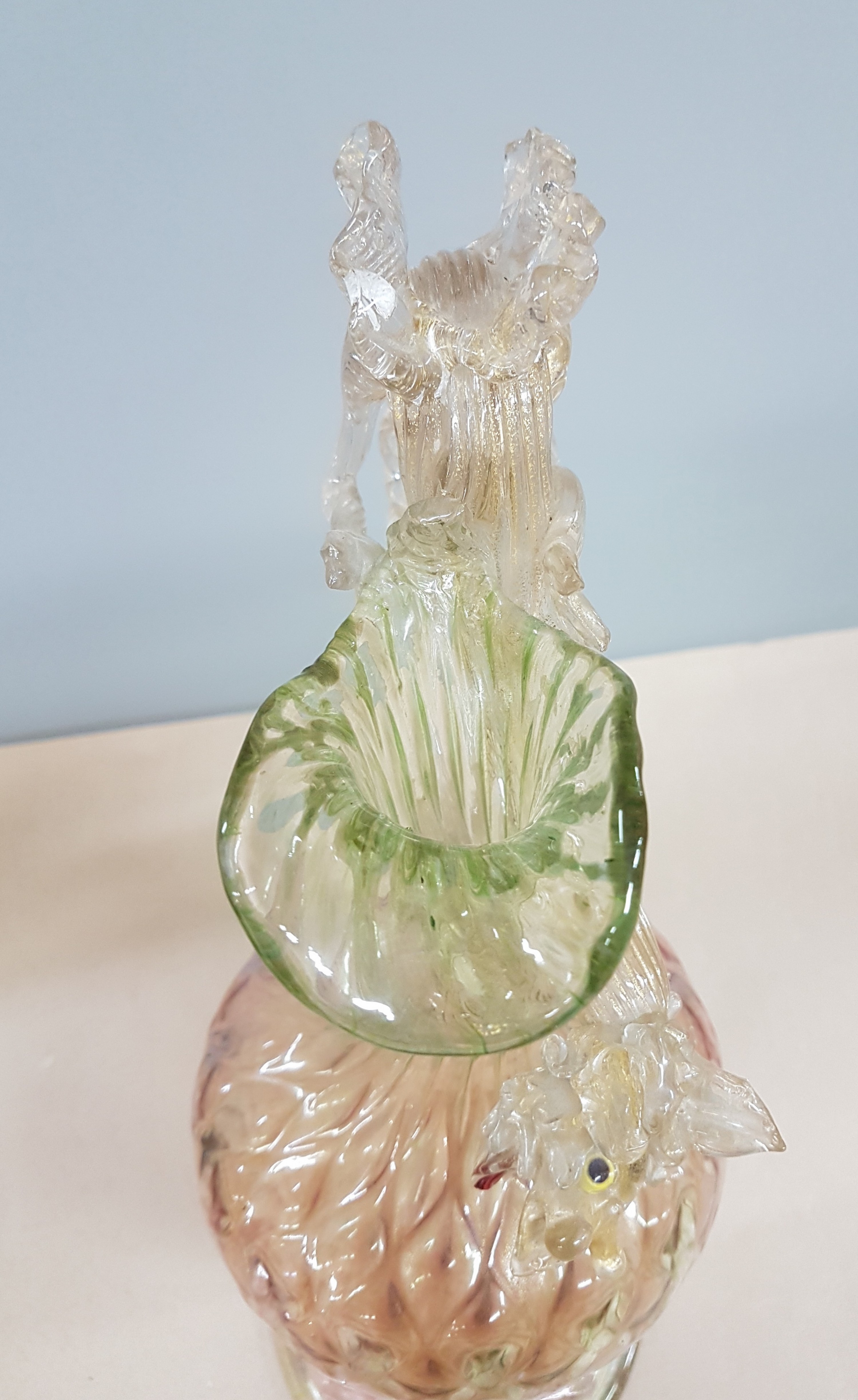 Detail g: Karaffe, Murano, frühes 20. Jh., optisch geblasenes, von grün nach rosa verlaufendes Glas, Henkel in Form eines vollplastischen Drachens, ...