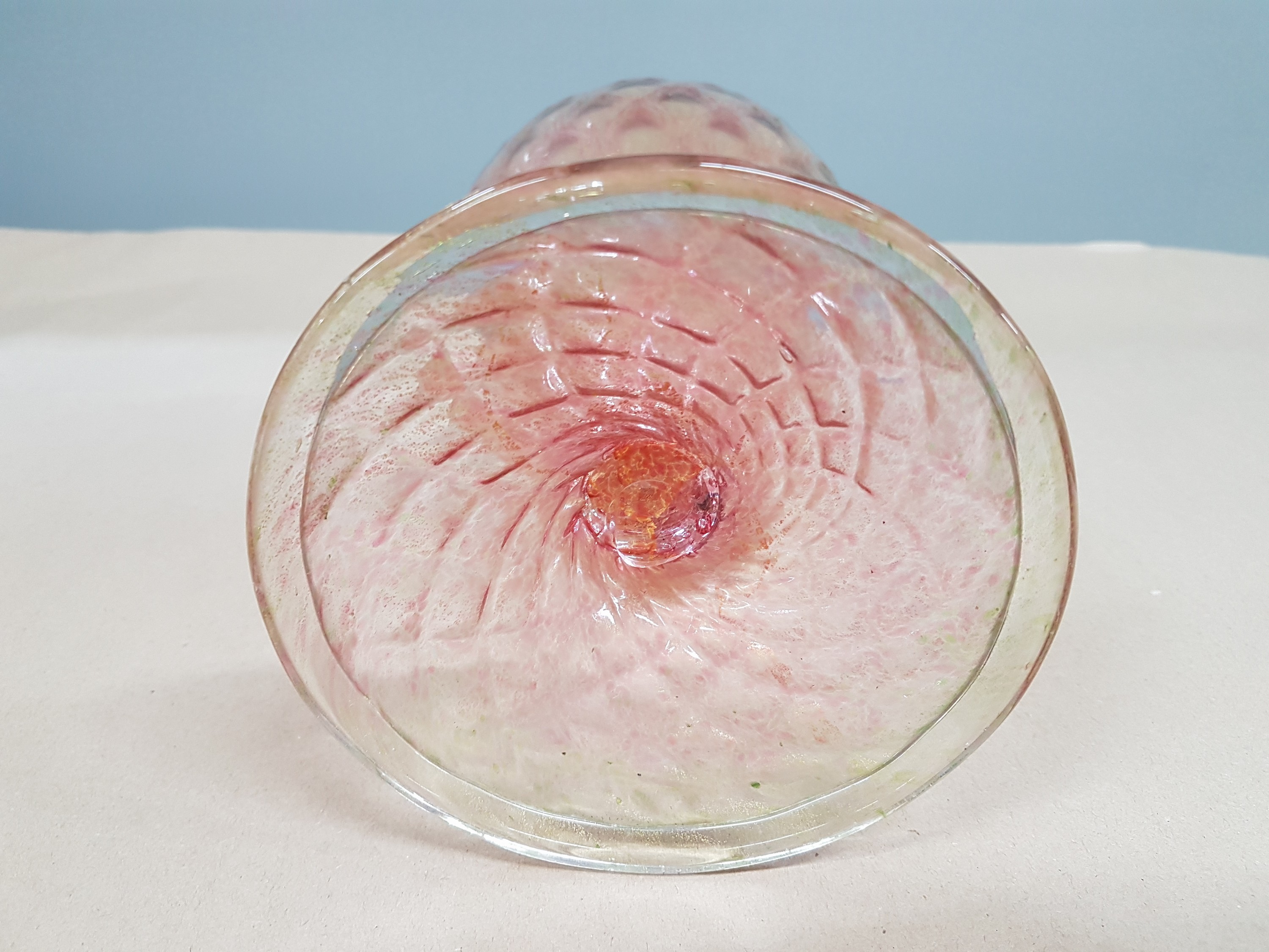 Detail i: Karaffe, Murano, frühes 20. Jh., optisch geblasenes, von grün nach rosa verlaufendes Glas, Henkel in Form eines vollplastischen Drachens, ...