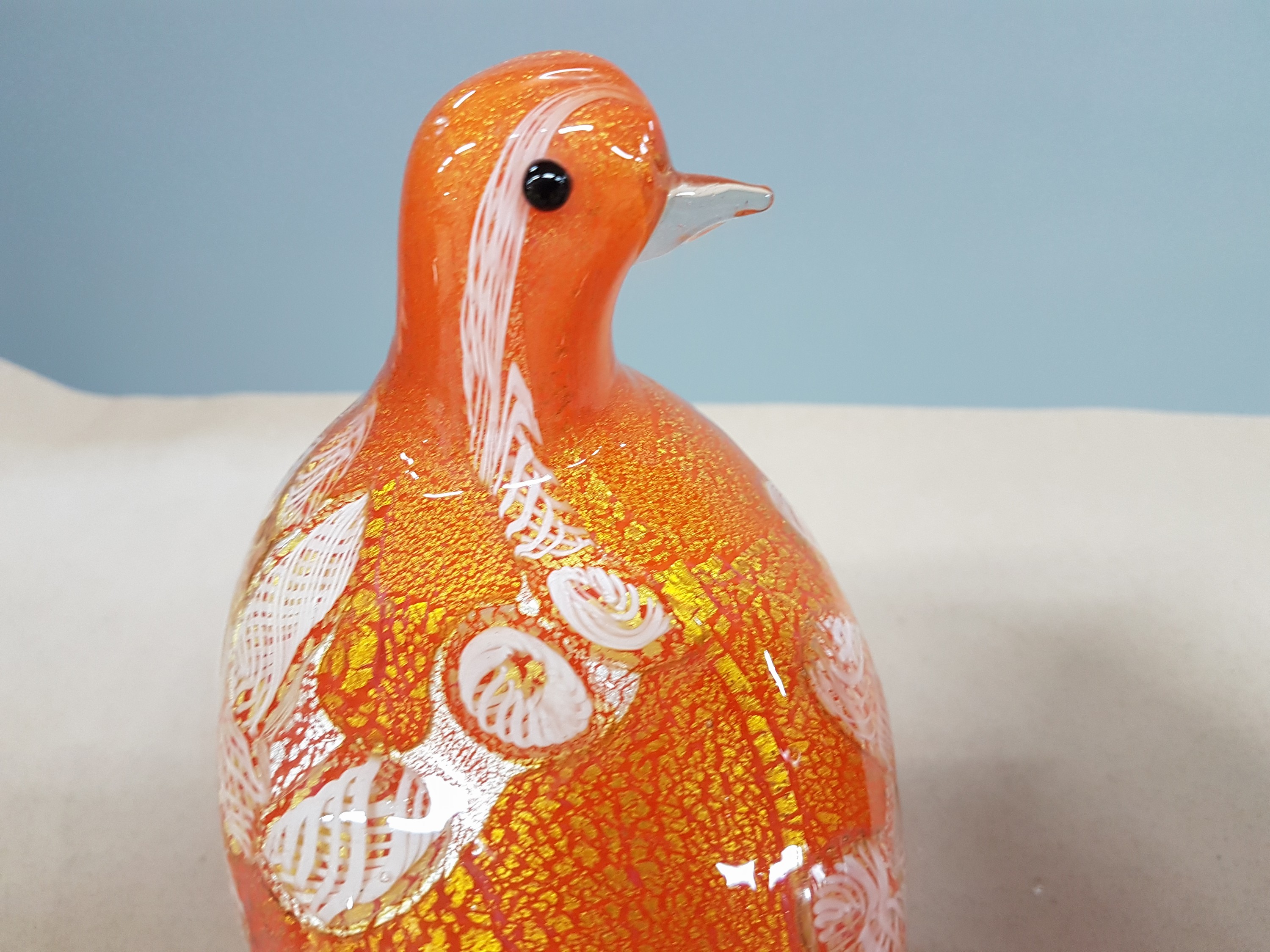 Detail e: Paar Glasskulpturen, Murano, 20. Jh., Taubenpaar, mundgeblasenes Glas mit roten, orangeroten und weißen Einschmelzungen, Goldpuder, Messingfüße, ...