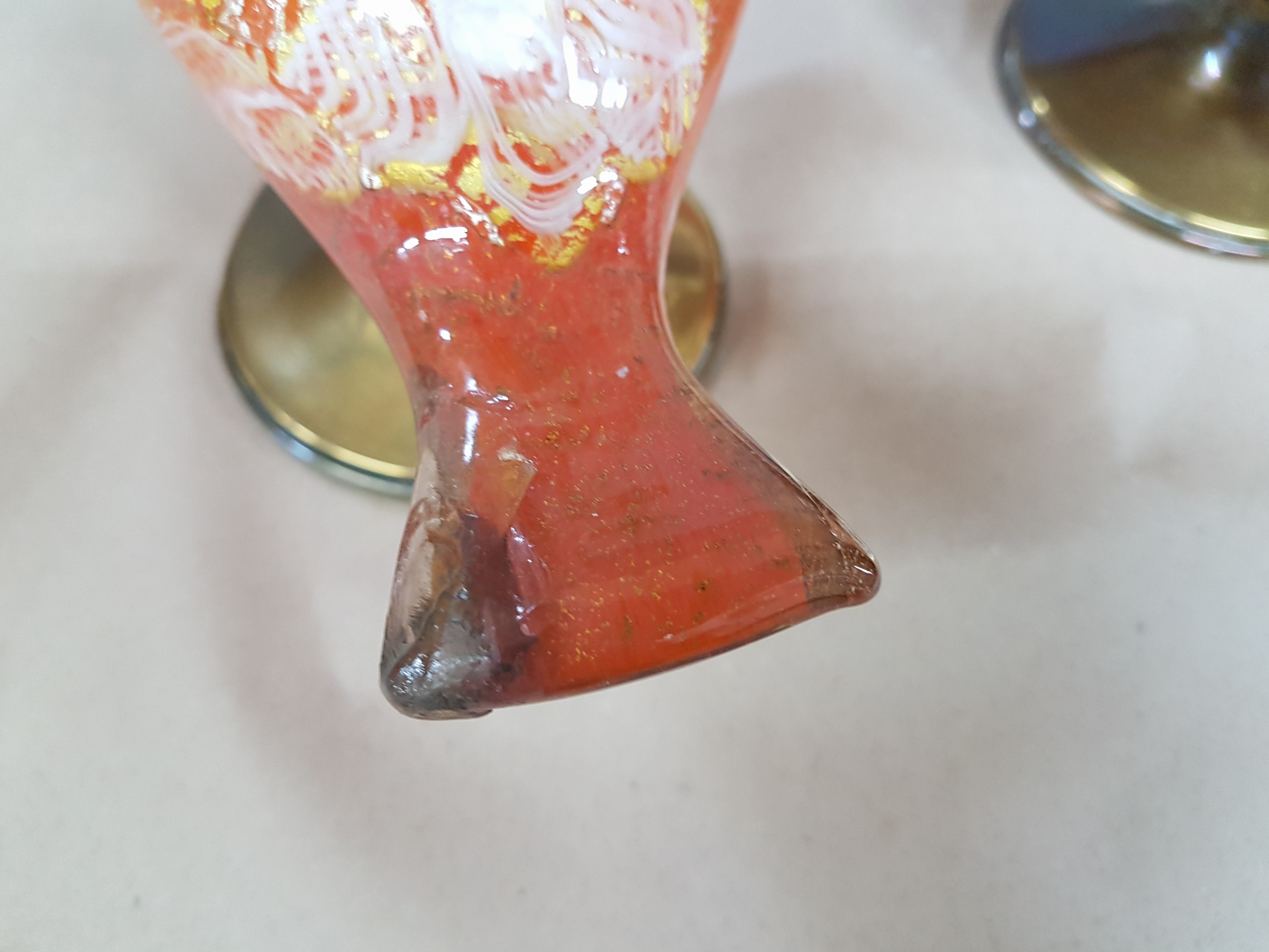 Detail g: Paar Glasskulpturen, Murano, 20. Jh., Taubenpaar, mundgeblasenes Glas mit roten, orangeroten und weißen Einschmelzungen, Goldpuder, Messingfüße, ...