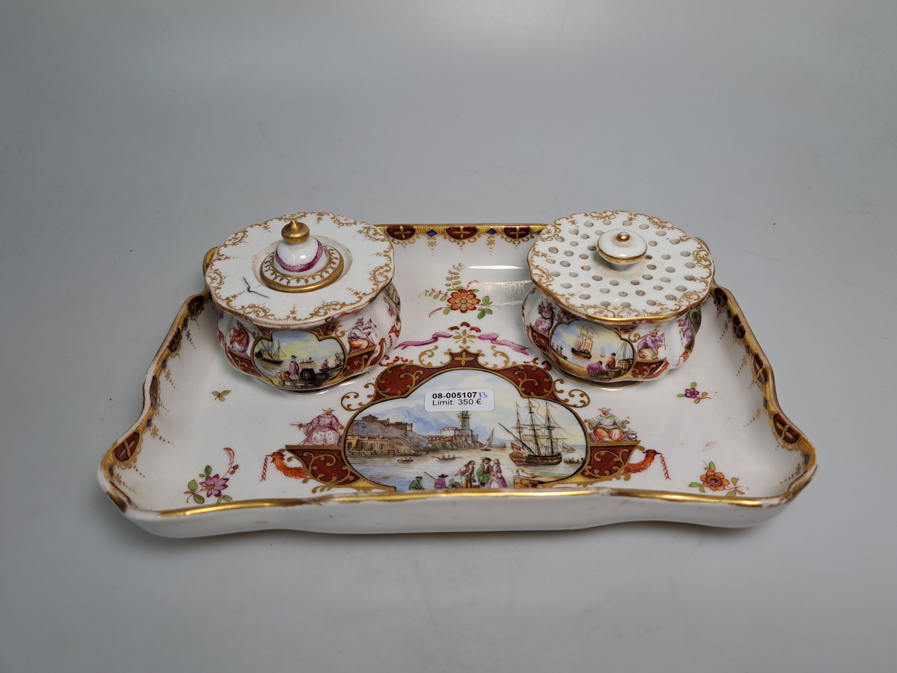 Detail a: Tintenzeug mit Kauffahrteiszenen, Meissen, Mitte 18.Jh., Porzellan, Kauffahrteiszenen und Zierrahmung mit purpur-Grund, Tablett chinoiser ...