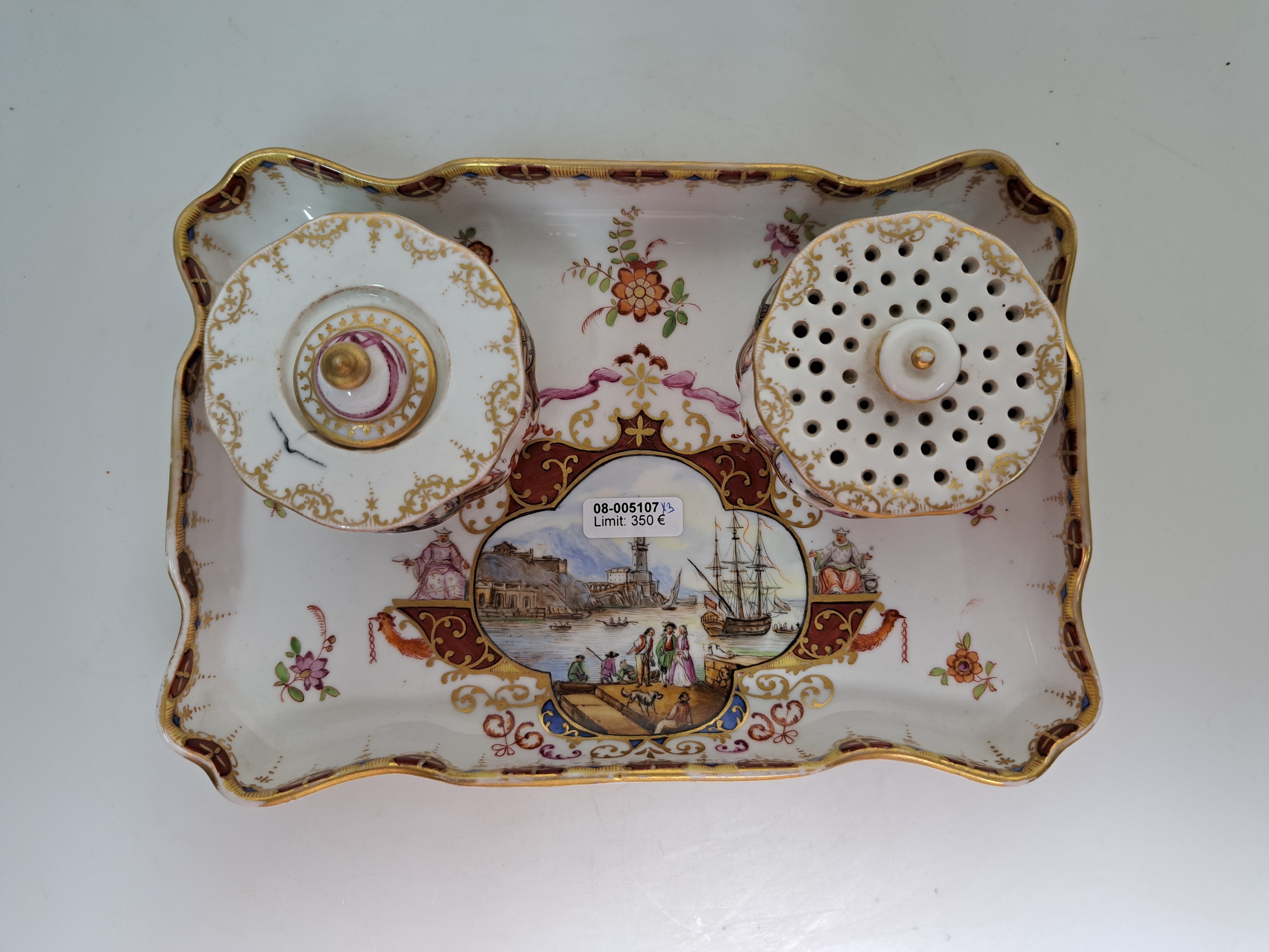 Detail b: Tintenzeug mit Kauffahrteiszenen, Meissen, Mitte 18.Jh., Porzellan, Kauffahrteiszenen und Zierrahmung mit purpur-Grund, Tablett chinoiser ...