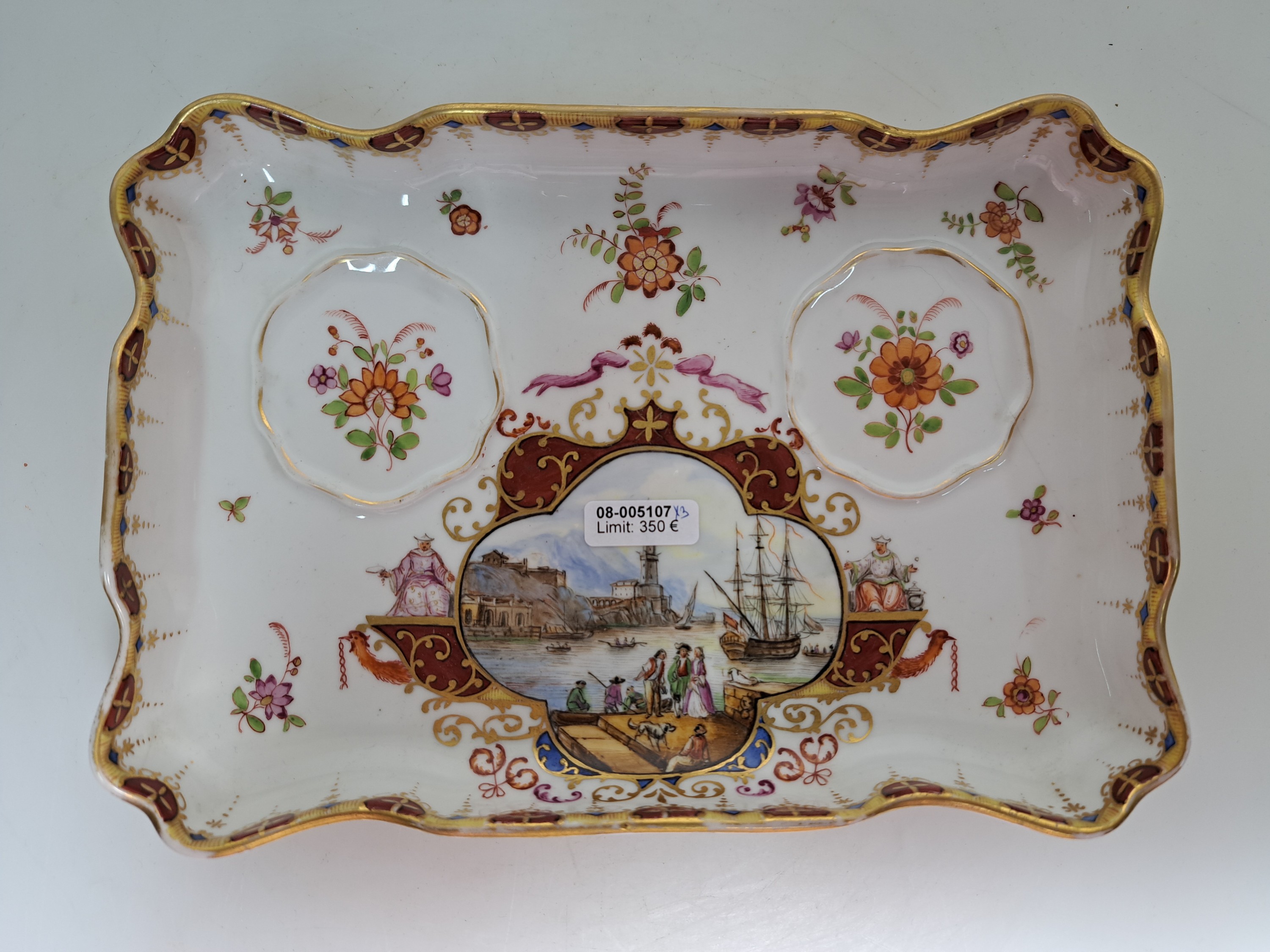 Detail c: Tintenzeug mit Kauffahrteiszenen, Meissen, Mitte 18.Jh., Porzellan, Kauffahrteiszenen und Zierrahmung mit purpur-Grund, Tablett chinoiser ...