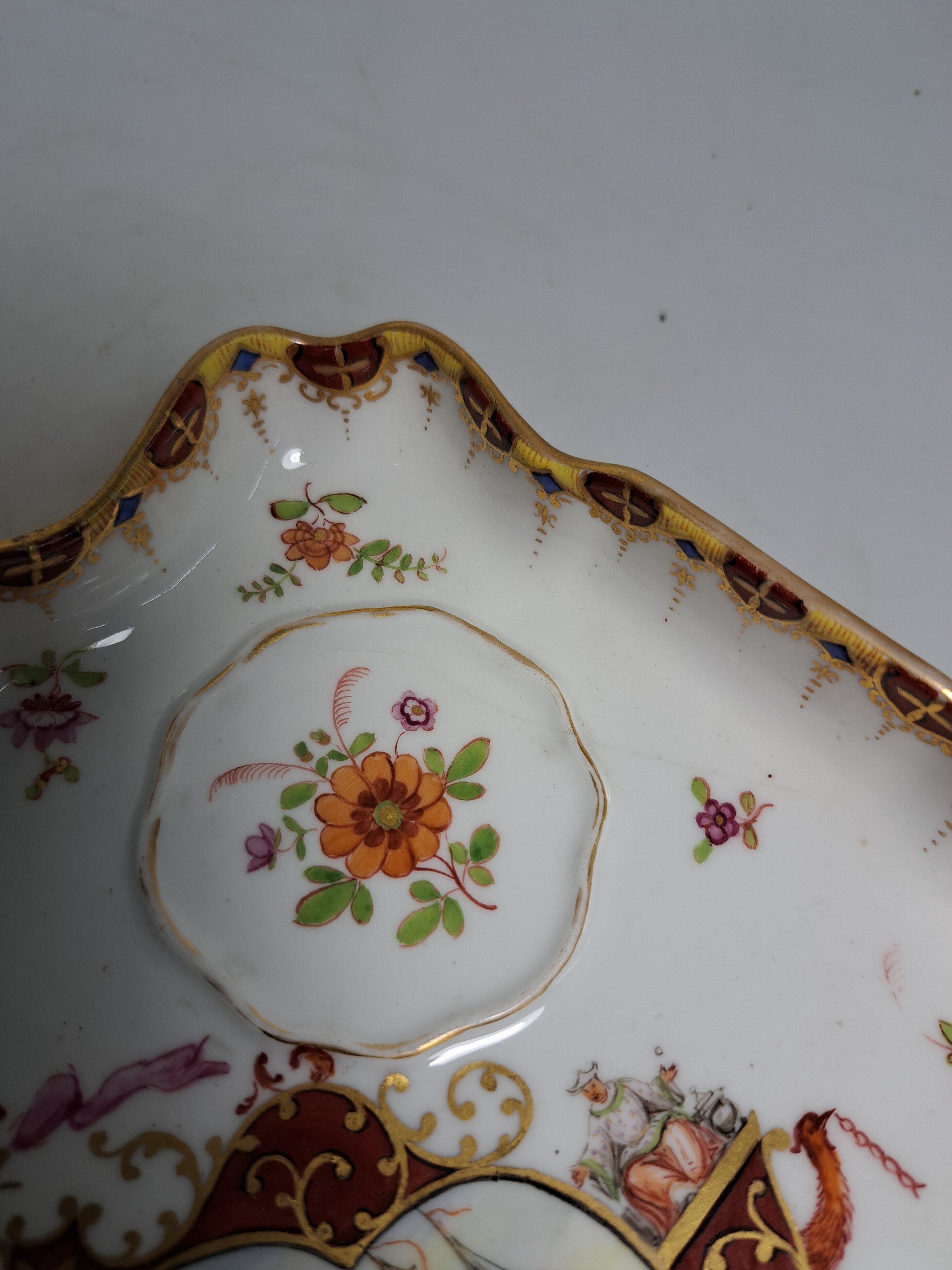 Detail f: Tintenzeug mit Kauffahrteiszenen, Meissen, Mitte 18.Jh., Porzellan, Kauffahrteiszenen und Zierrahmung mit purpur-Grund, Tablett chinoiser ...